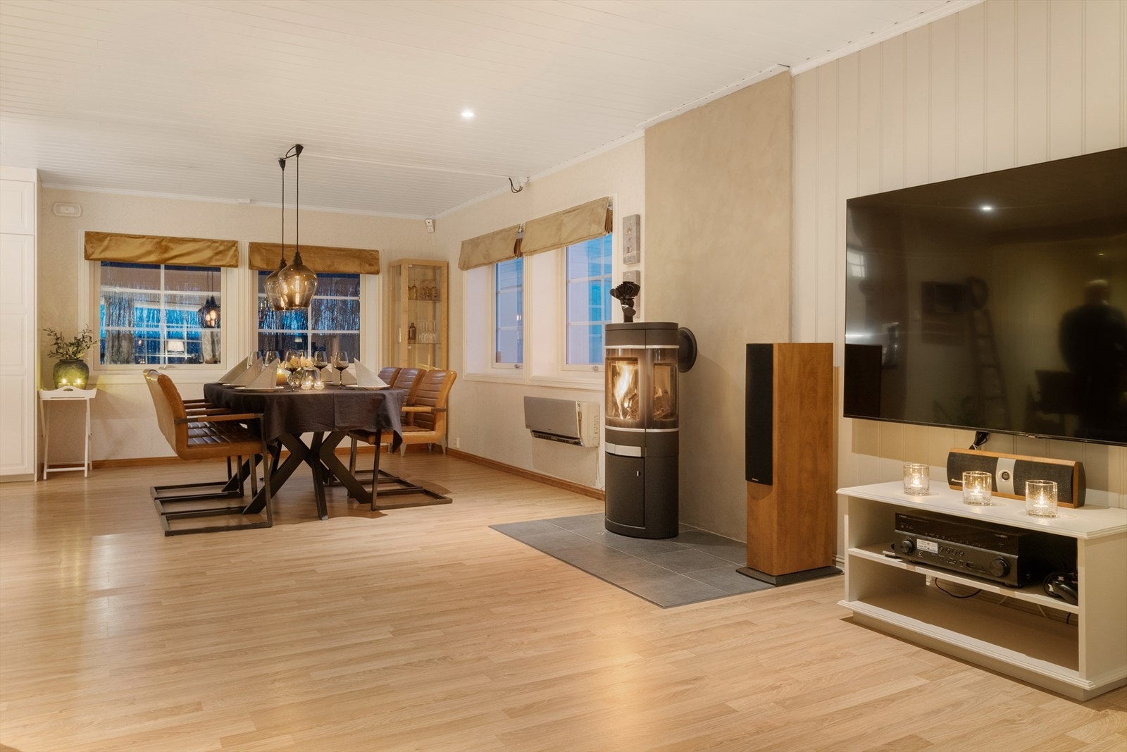 Det er montert vedovn og varmepumpe, som gir god varme på kalde dager. Galleribilde