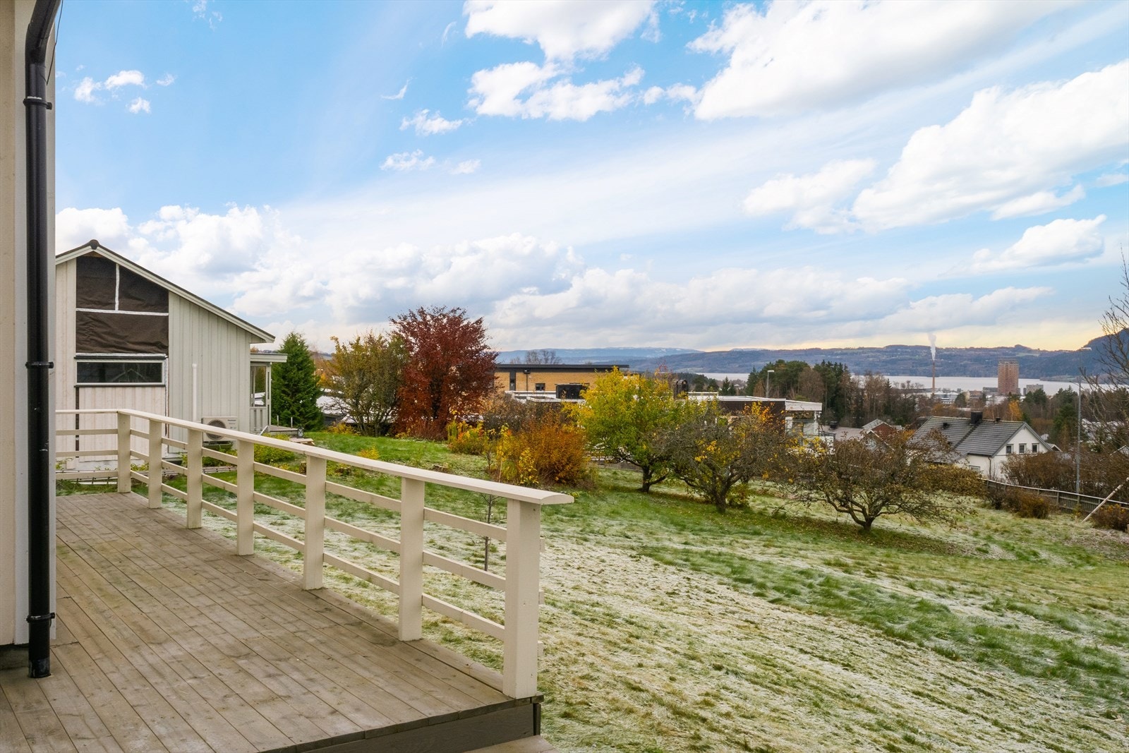 Med sin fine beliggenhet med kort vei til stasjonen er Brumunddal et perfekt sted for pendlere, noe som gjør at Børke er et attraktivt sted å bosette seg. Galleribilde