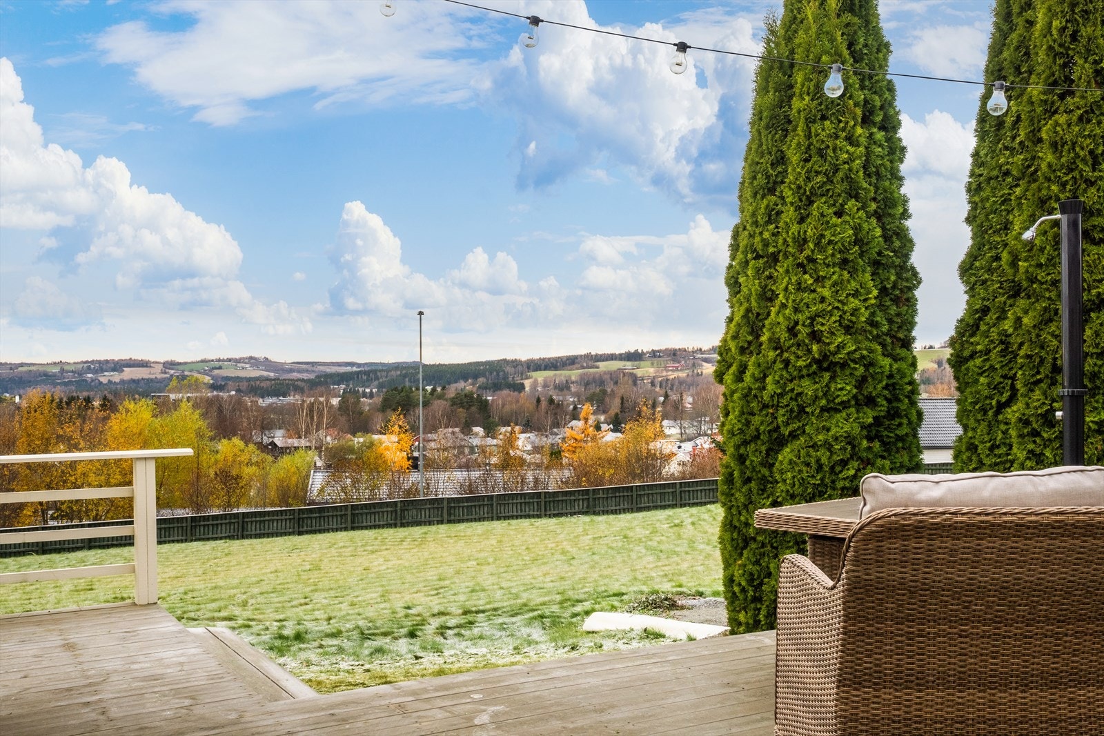 Meget barnevennlig beliggenhet med gangavstand til skole, barnehage, lekeplass, fotballbane og idrettsanlegg. Galleribilde