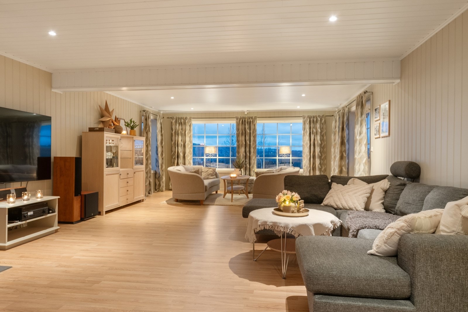 Stue og kjøkken ligger i åpen løsning og er romslig med god plass til flere møbleringsmuligheter for å skape den stuen du selv ønsker. Galleribilde