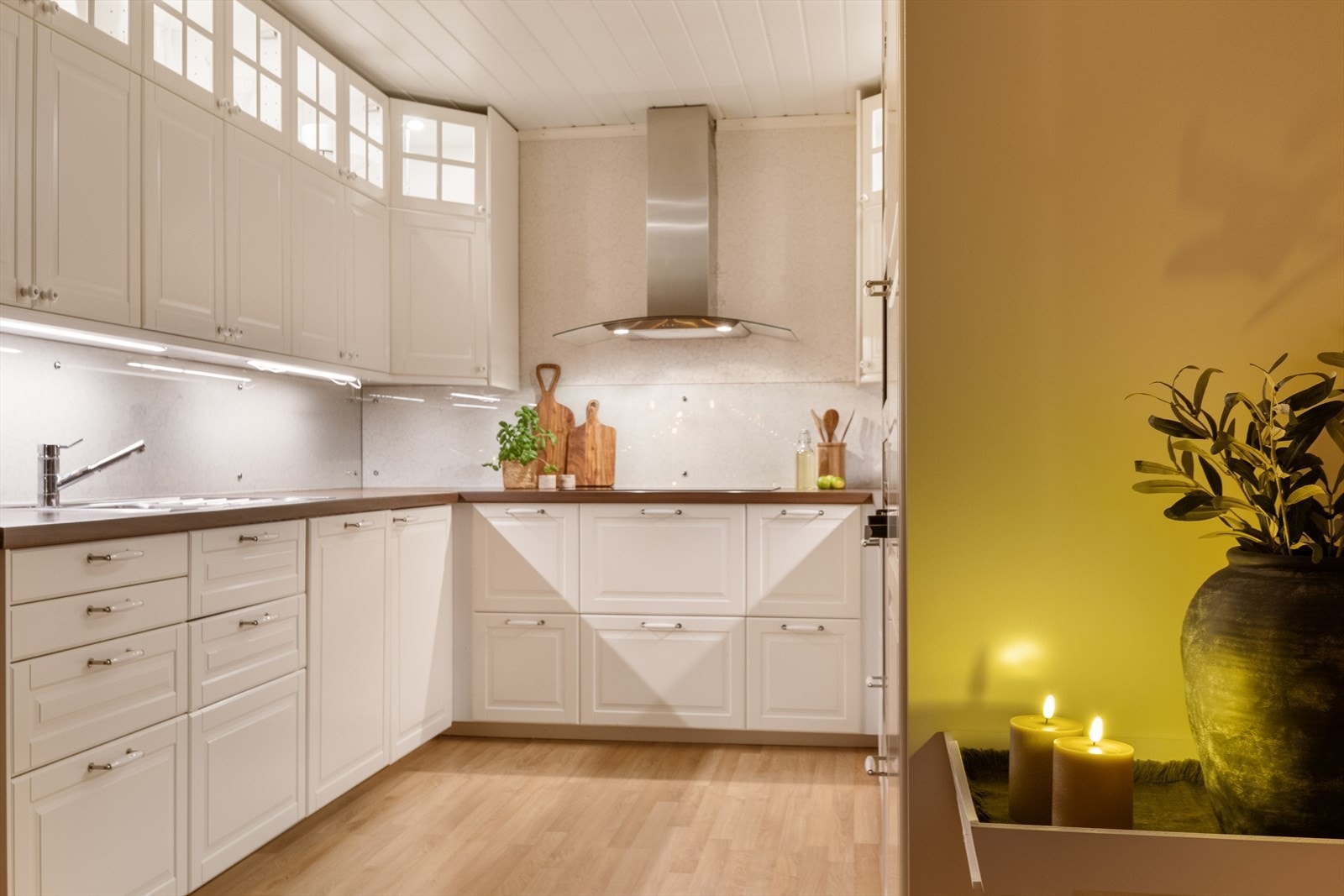 Integrert stekeovn, mikro, kaffemaskin, kjøleskap og oppvaskmaskin gir en helhetlig løsning. Galleribilde