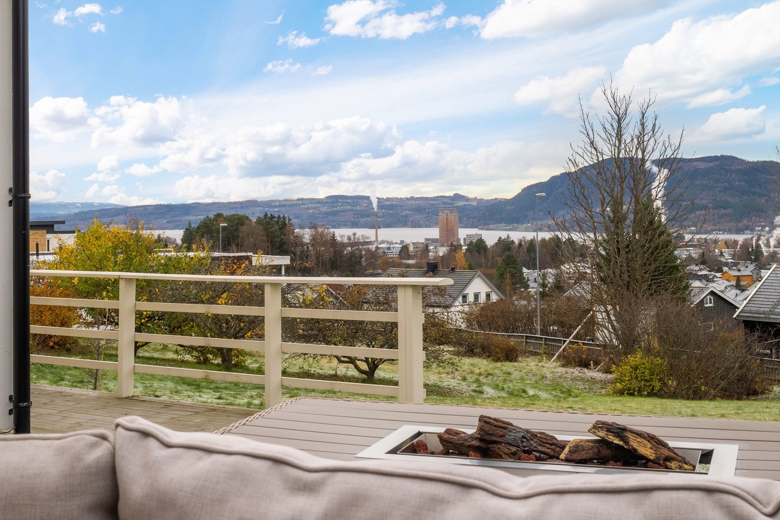 Det gjøres oppmerksom på at det er skilt ut en tomt i front på denne eiendommen. Her er det godkjent oppføring av enebolig. På naboeiendom er det godkjent oppføring av 4-mannsbolig. Galleribilde