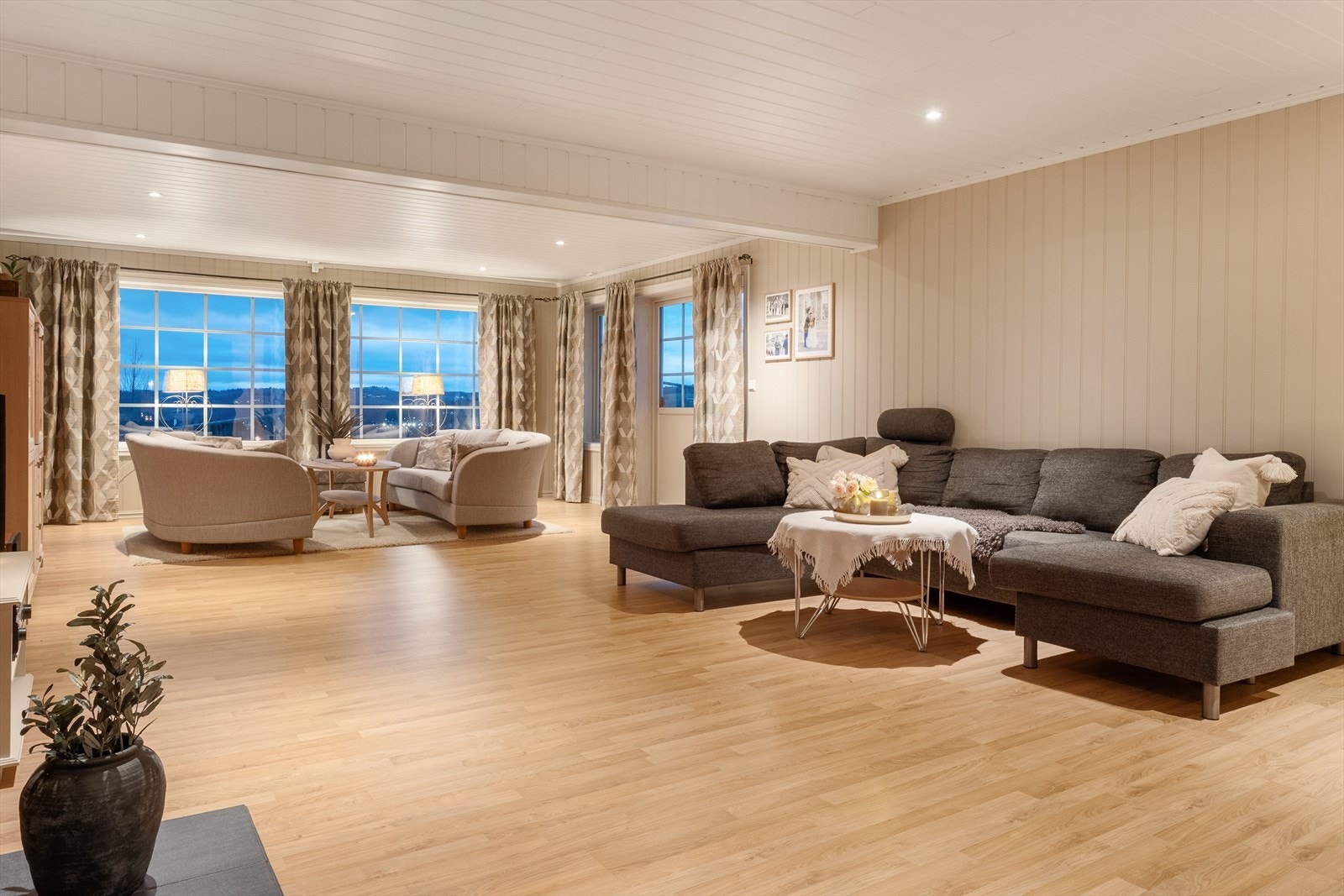 Fra stuen er det direkte utgang til terrasse med trapp ned til hagen. Galleribilde