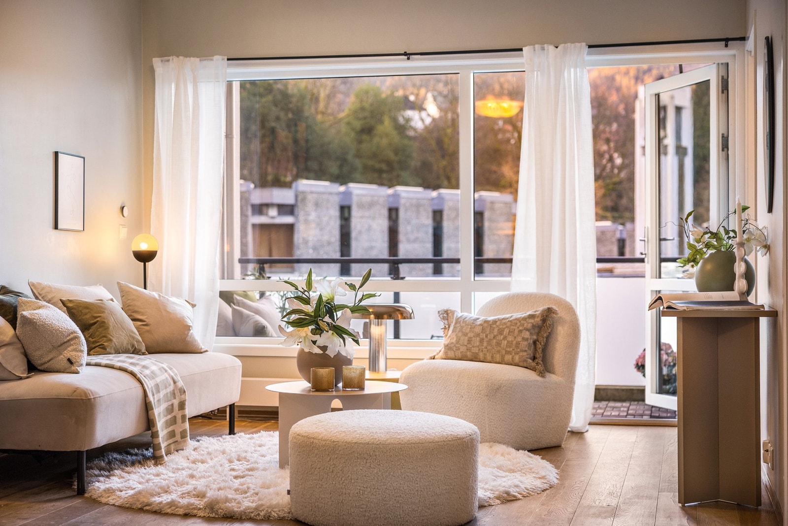 - Store vindusflater gir rikelig med naturlig lys - Galleribilde