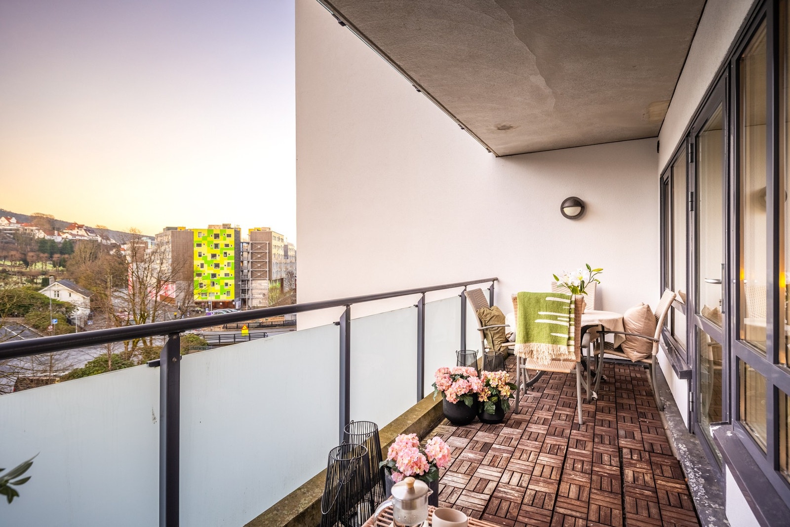 - God plass til utemøbler og en fin forlengelse av oppholdsrommet i sommerhalvåret - Galleribilde