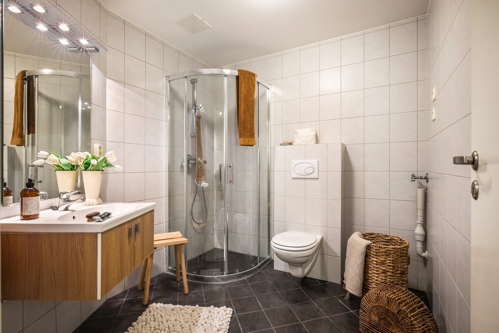 - Badet er klassisk og helfliset - Galleribilde