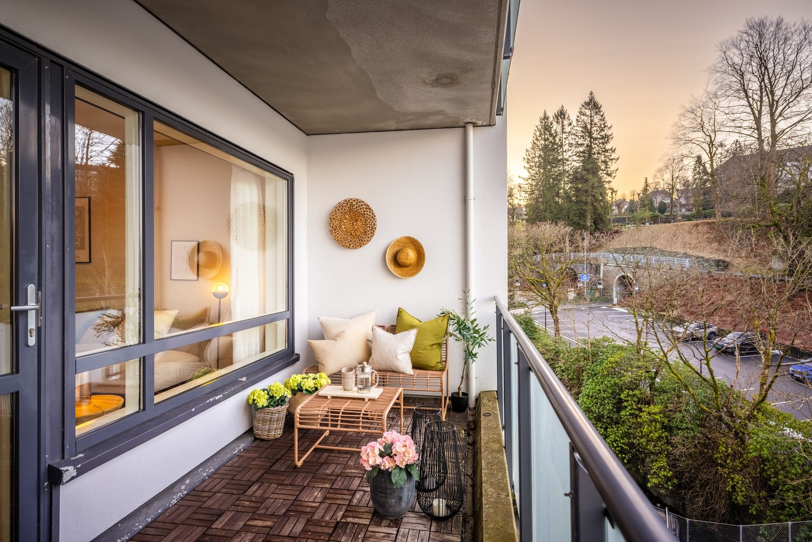 - Fra stuen er det utgang til en syd-vestvendt balkong på ca. 10,8 m² - Galleribilde