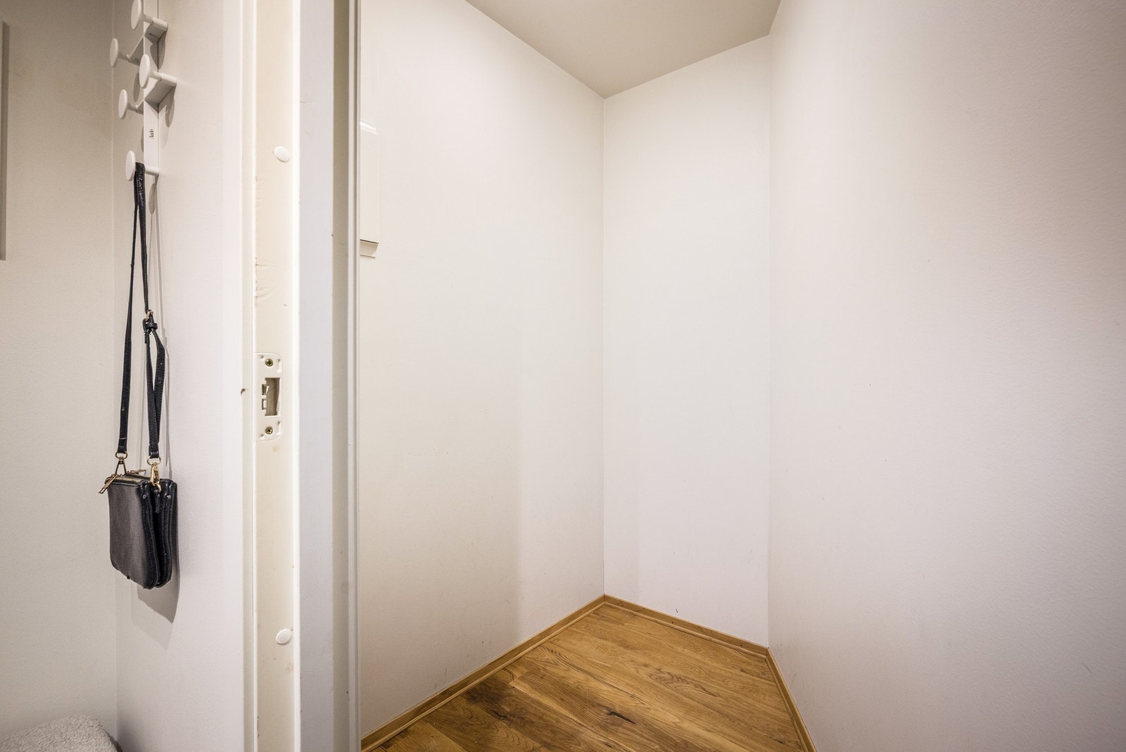 - Bod nr 2 ligger i tilknytning til entréen og fungerer utmerket som garderobe - Galleribilde