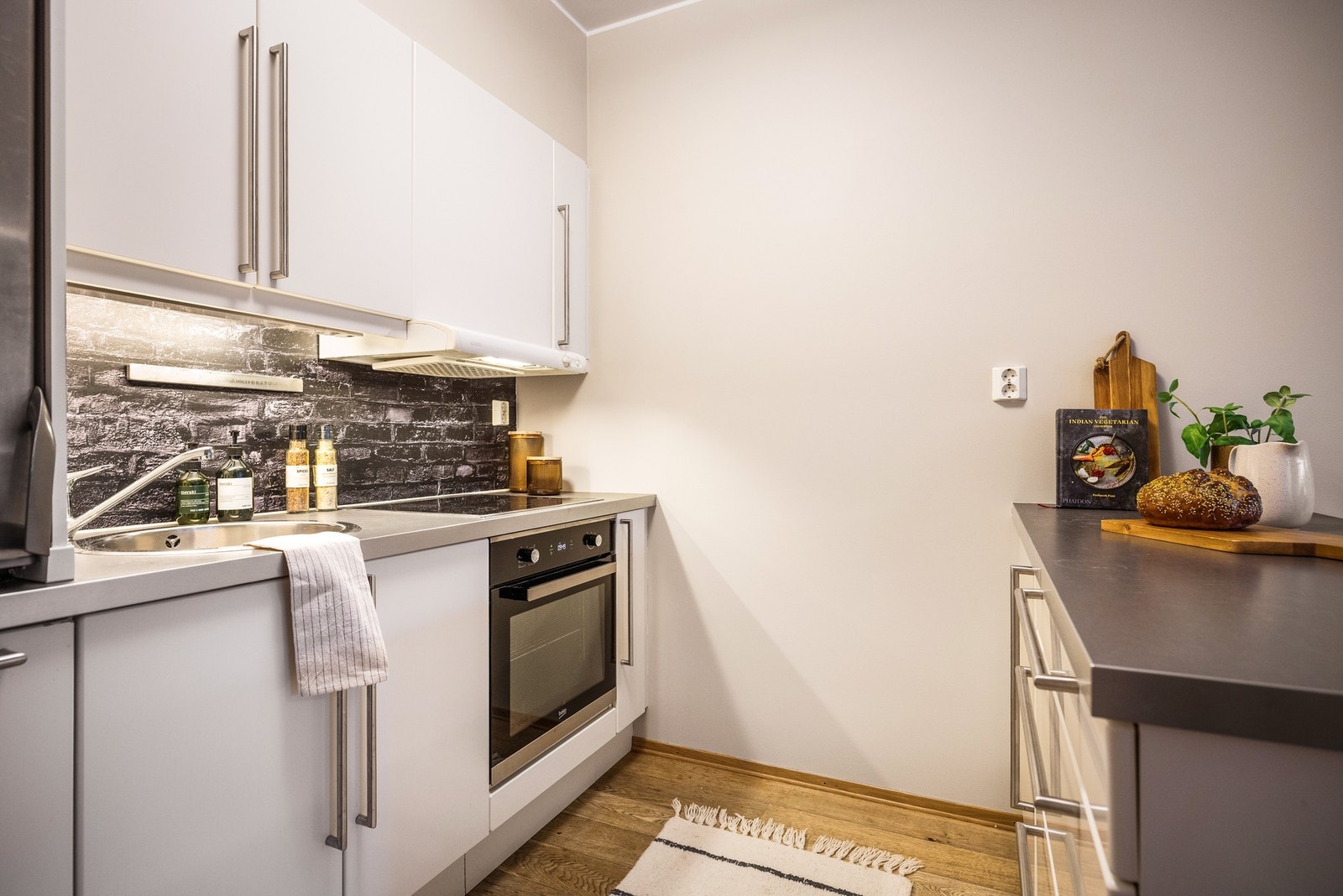 - Det er godt med arbeidsplass, og praktiske detaljer som lys og strømuttak under overskap - Galleribilde