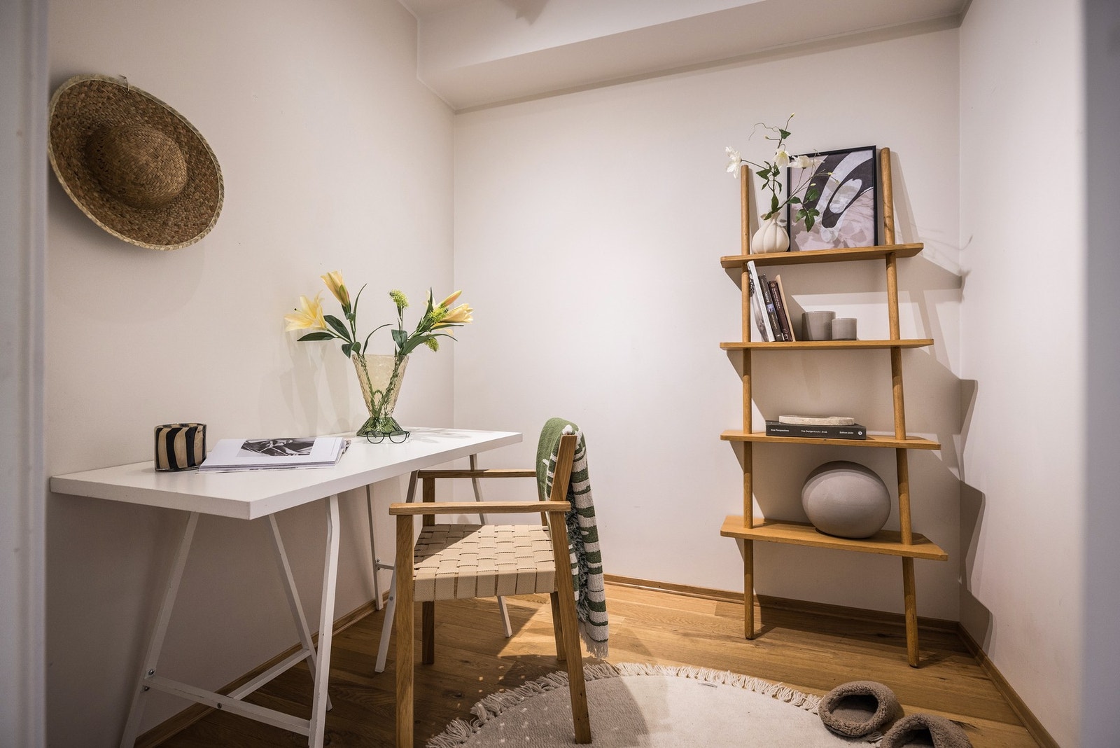 - Leiligheten har to boder. Den ene boden er i dag innredet som kontor - Galleribilde