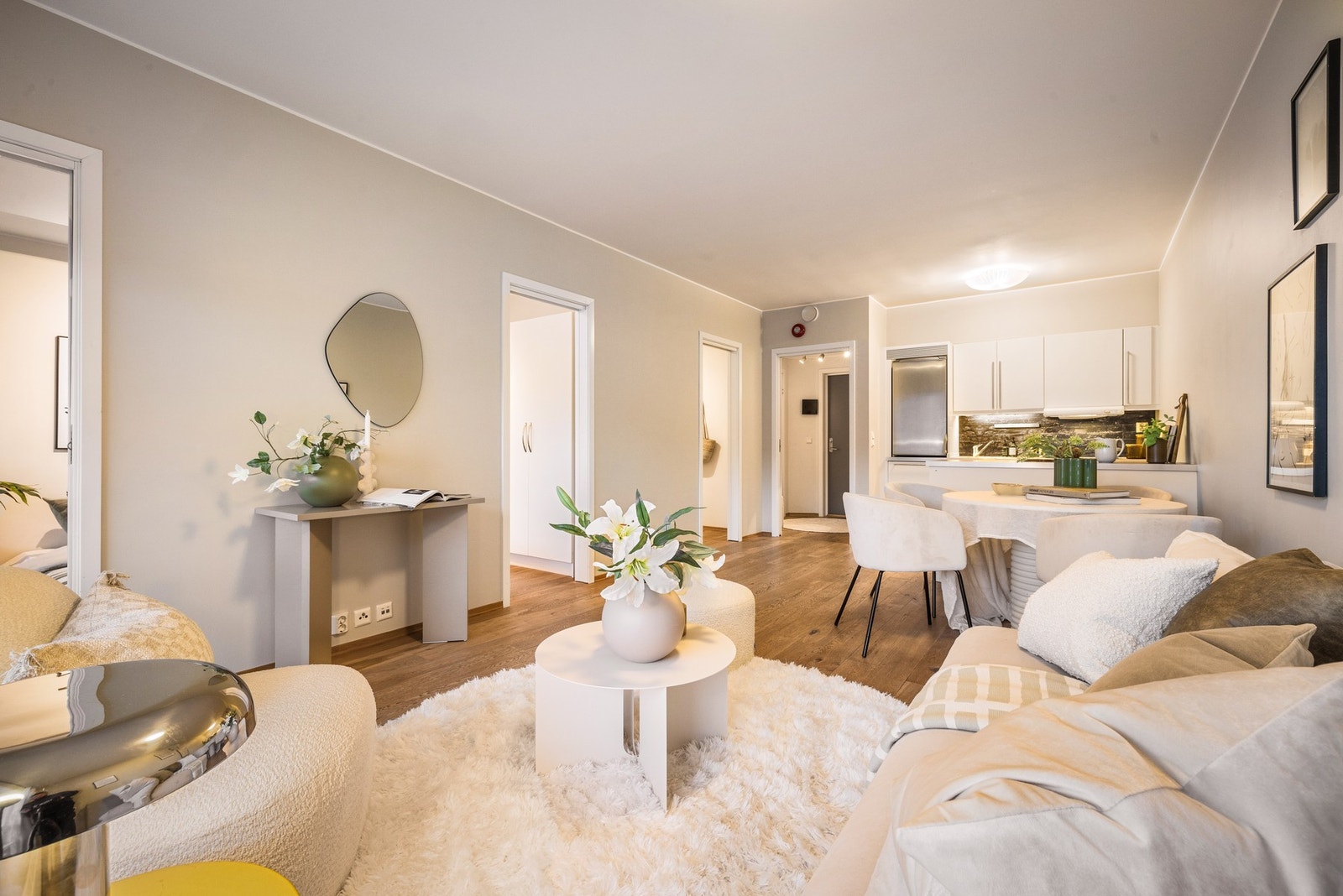 - Stuen har en åpen og sosial stue-/kjøkkenløsning med gode møbleringsmuligheter - Galleribilde