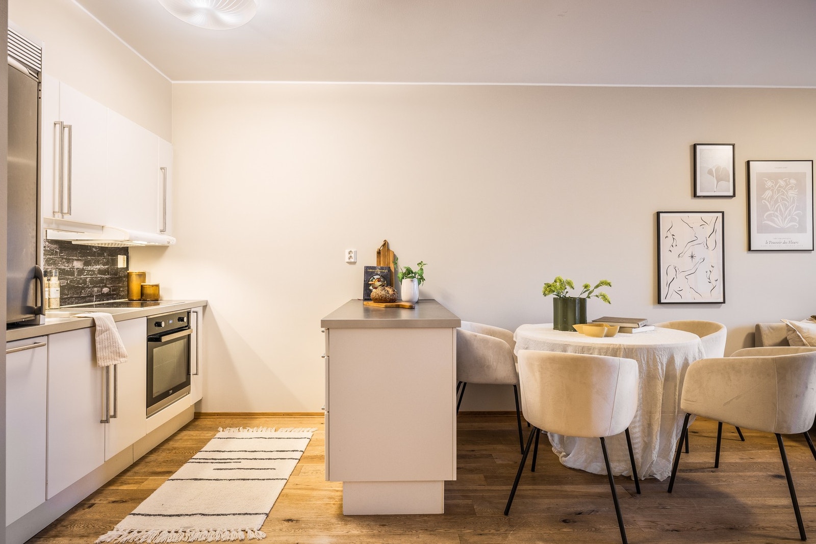 - Kjøkkenet har dels integrerte hvitevarer, inkludert integrert oppvaskmaskin, keramisk platetopp og integrert stekeovn med pyrolysefunksjon (nyere ovn), og kjøleskap er plassert i nisje - Galleribilde