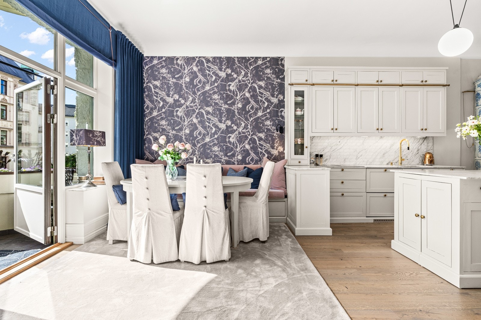 Videre trekker vi oss inn i spisestuen som danner en elegant forlengelse av kjøkkenet, med dobbeltdører som leder ut til en solrik - perfekt for å trekke ut i lyset med morgenkaffen eller ettermiddagsvinen. Galleribilde