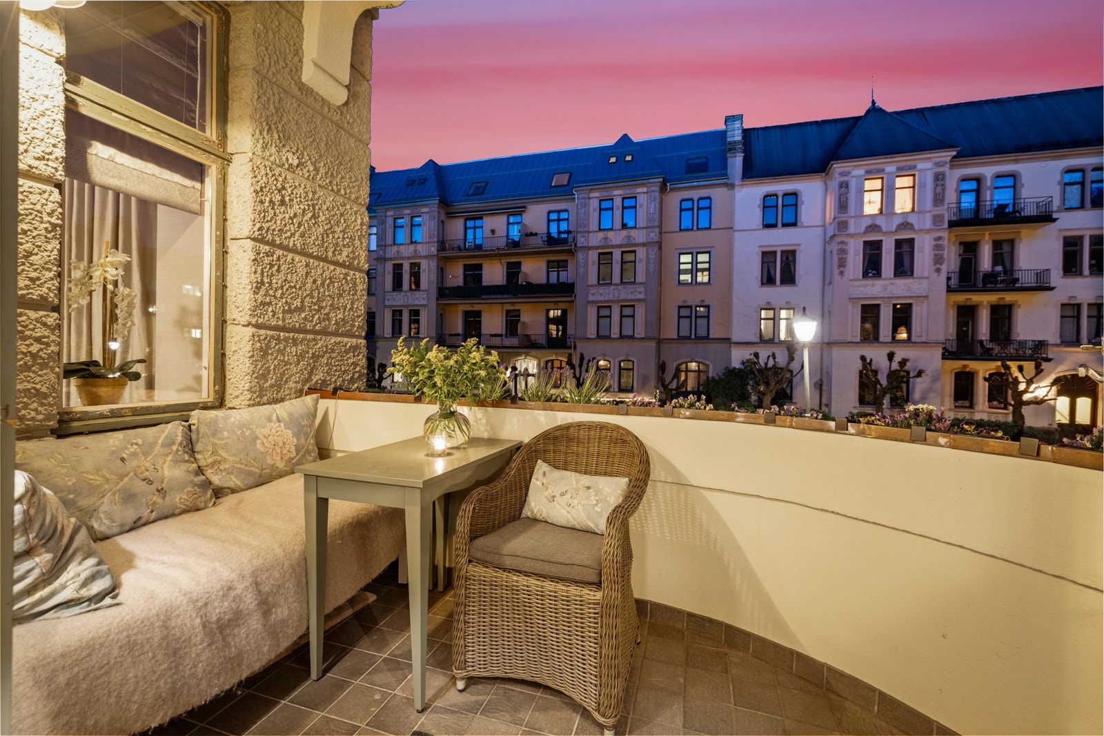 Balkongen byr på kvalitetstid under åpen himmel - et sjeldent privilegium i en bolig som dette. Galleribilde