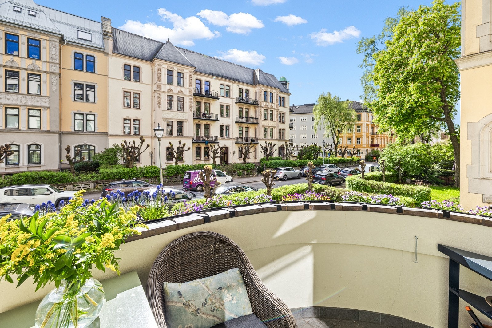 Klassisk bygårdsarkitektur danner kulissen - her sitter du høyt og skjermet, midt i byen, men med følelsen av ro. Galleribilde