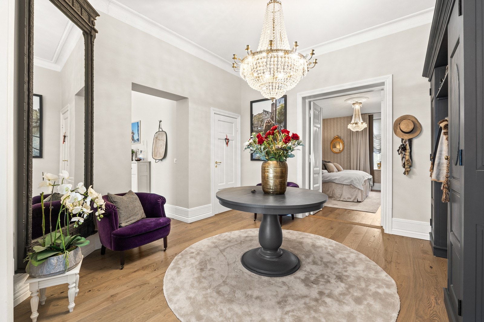 Videre ledes du inn i hallen, boligens sentrale knutepunkt, som binder sammen og gir adkomst til de øvrige rommene i boligen. Galleribilde