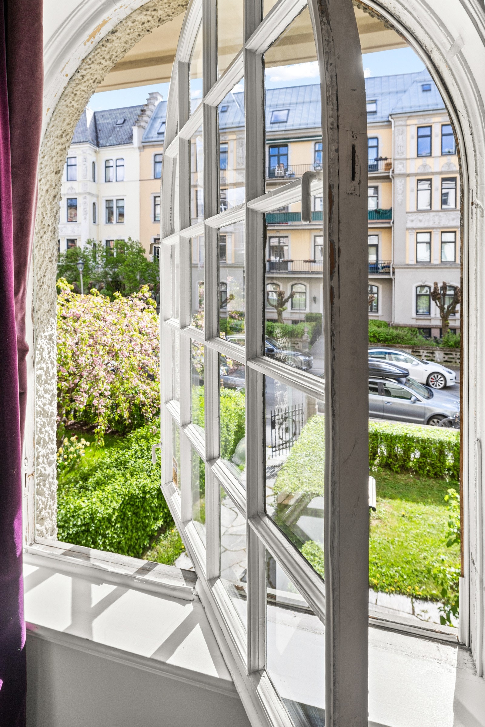 Det store, buede vinduet er rommets arkitektoniske blikkfang, og tilfører både særpreg og et generøst lysinnslipp. Galleribilde