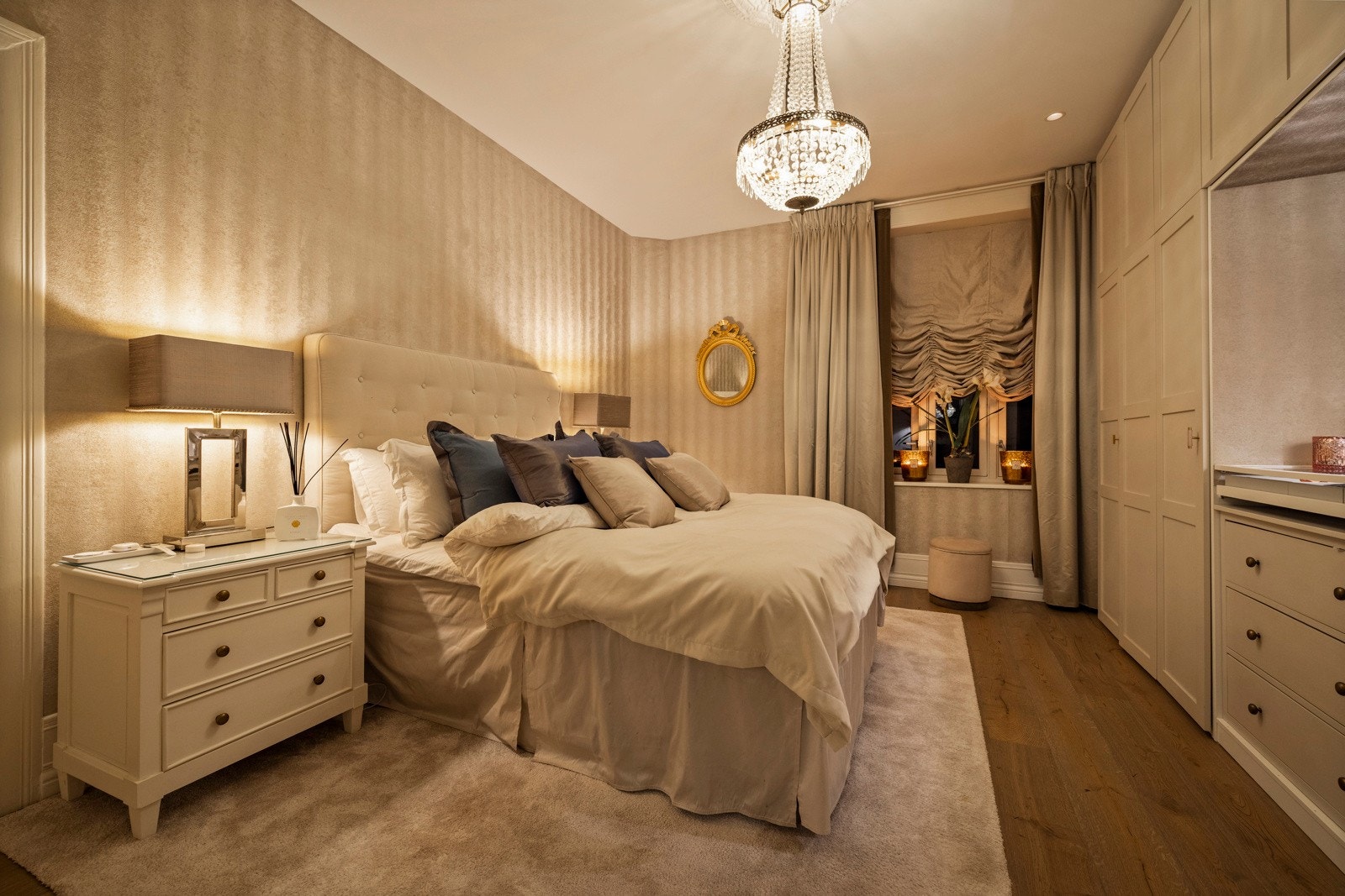 Kveldsstemningen forsterkes av den dekorative taklampen og de lune tekstilene - en privat oase for hvile og velvære. Galleribilde