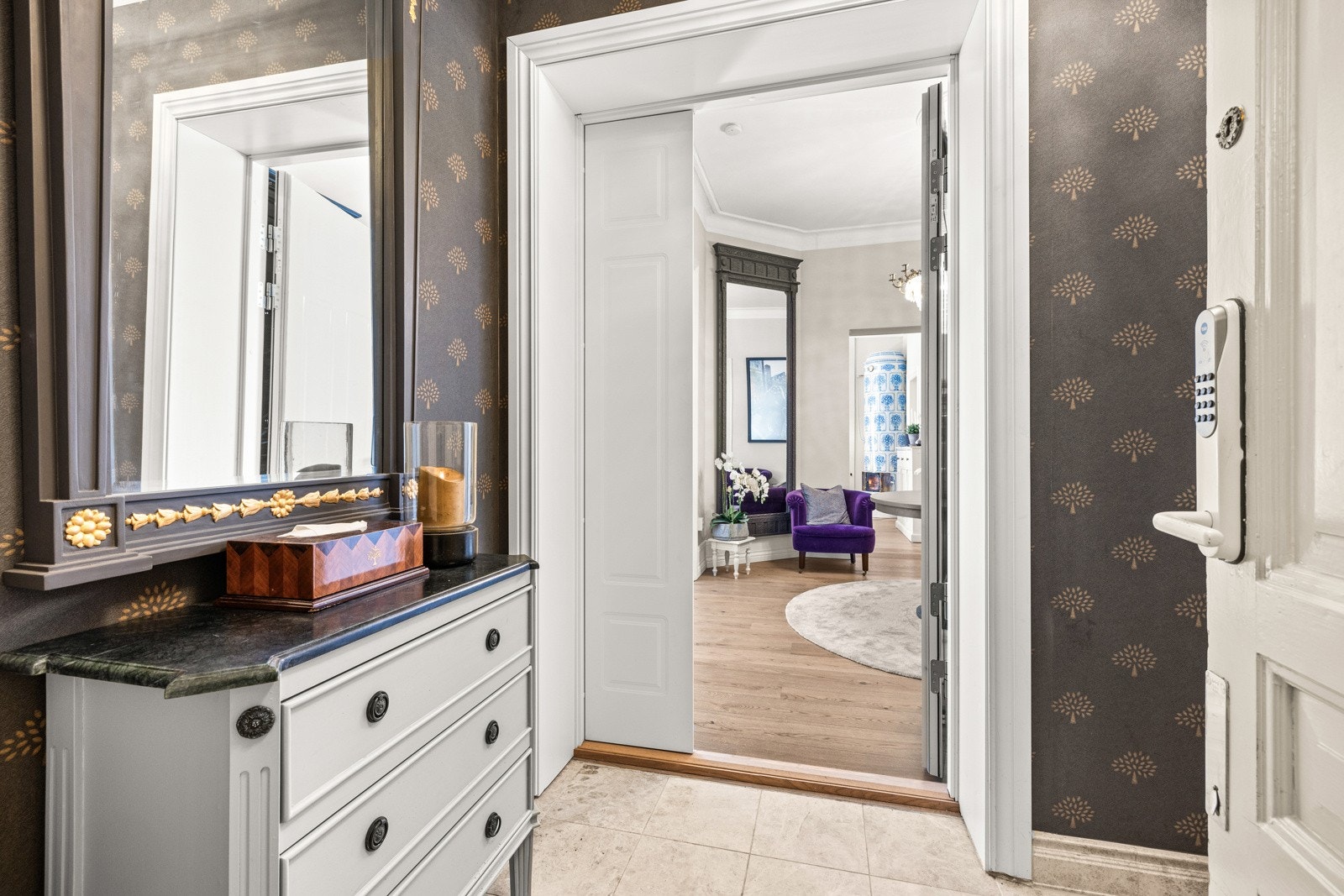 Entréen er av generøs størrelse, med gjennomtenkte løsninger for oppbevaring av klær og sko, som skaper en innbydende og stilfull ankomst til boligen. Galleribilde