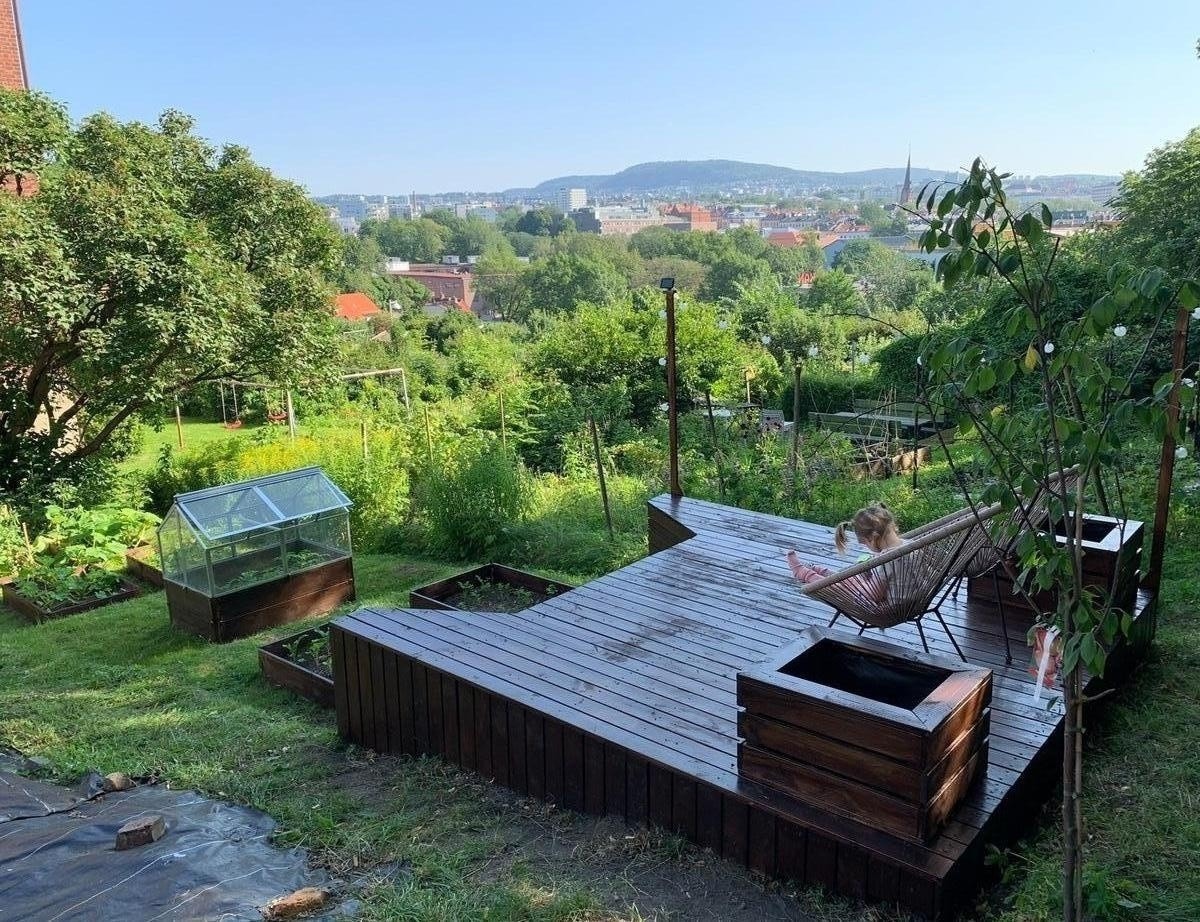 Det er store fine felles grønt områder. Dette bildet er fra parcell hagen til boretslaget. Galleribilde