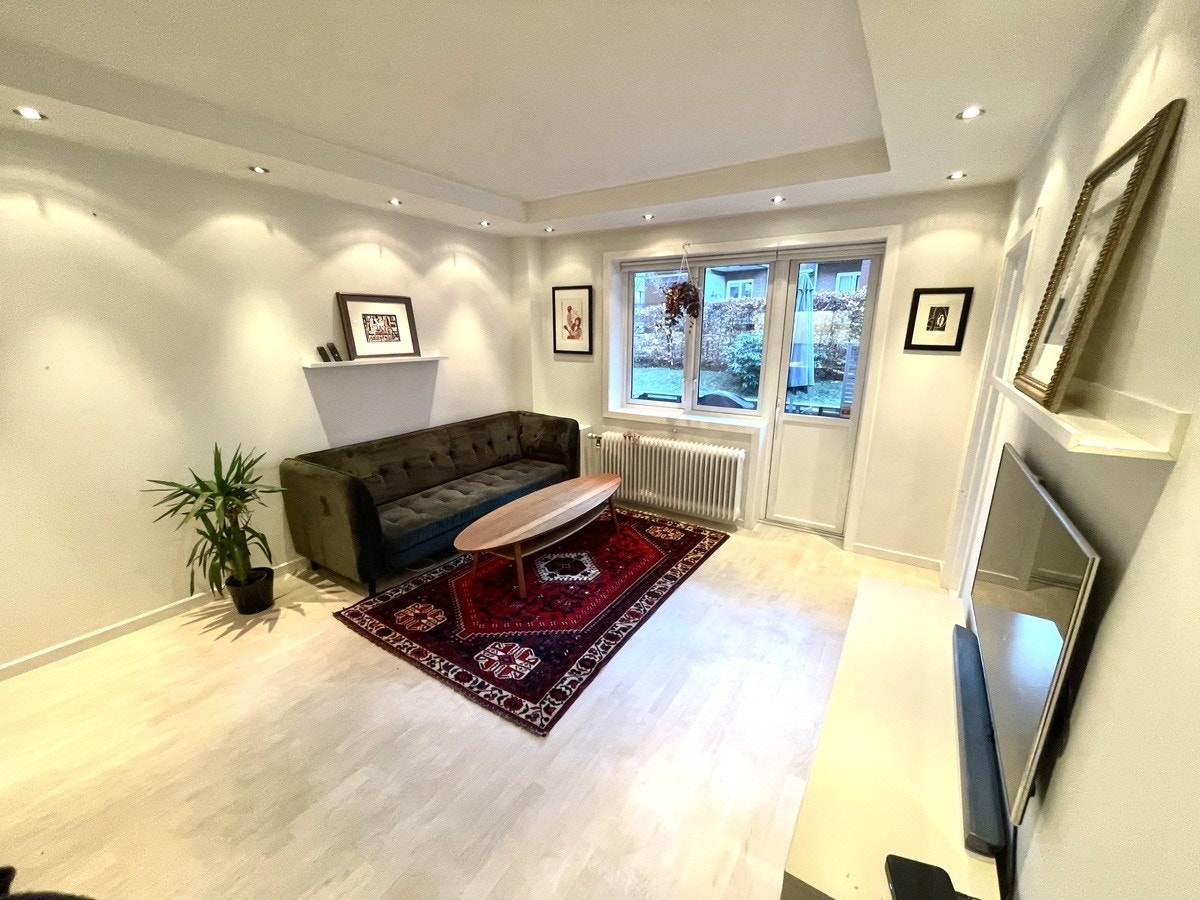 Stue sett fra kjøkken. Utgang til terrassen fra stuen Galleribilde