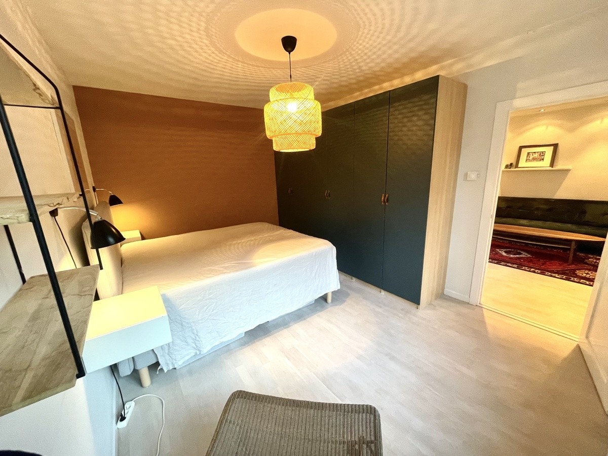 Soverom 1 med dobbeltseng og kjempestore gardrobeskap Galleribilde