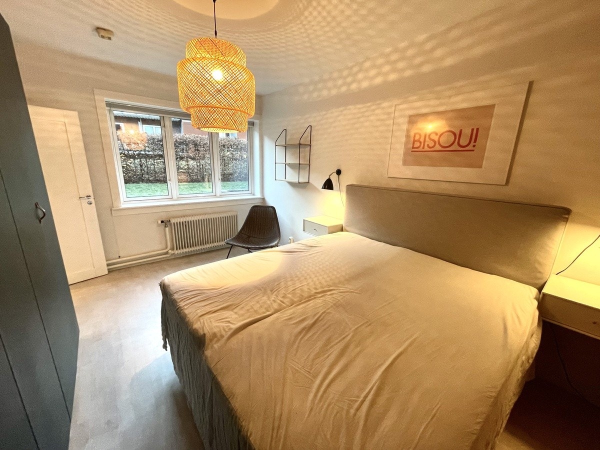 Soverom 1 med utsikt mot hage Galleribilde