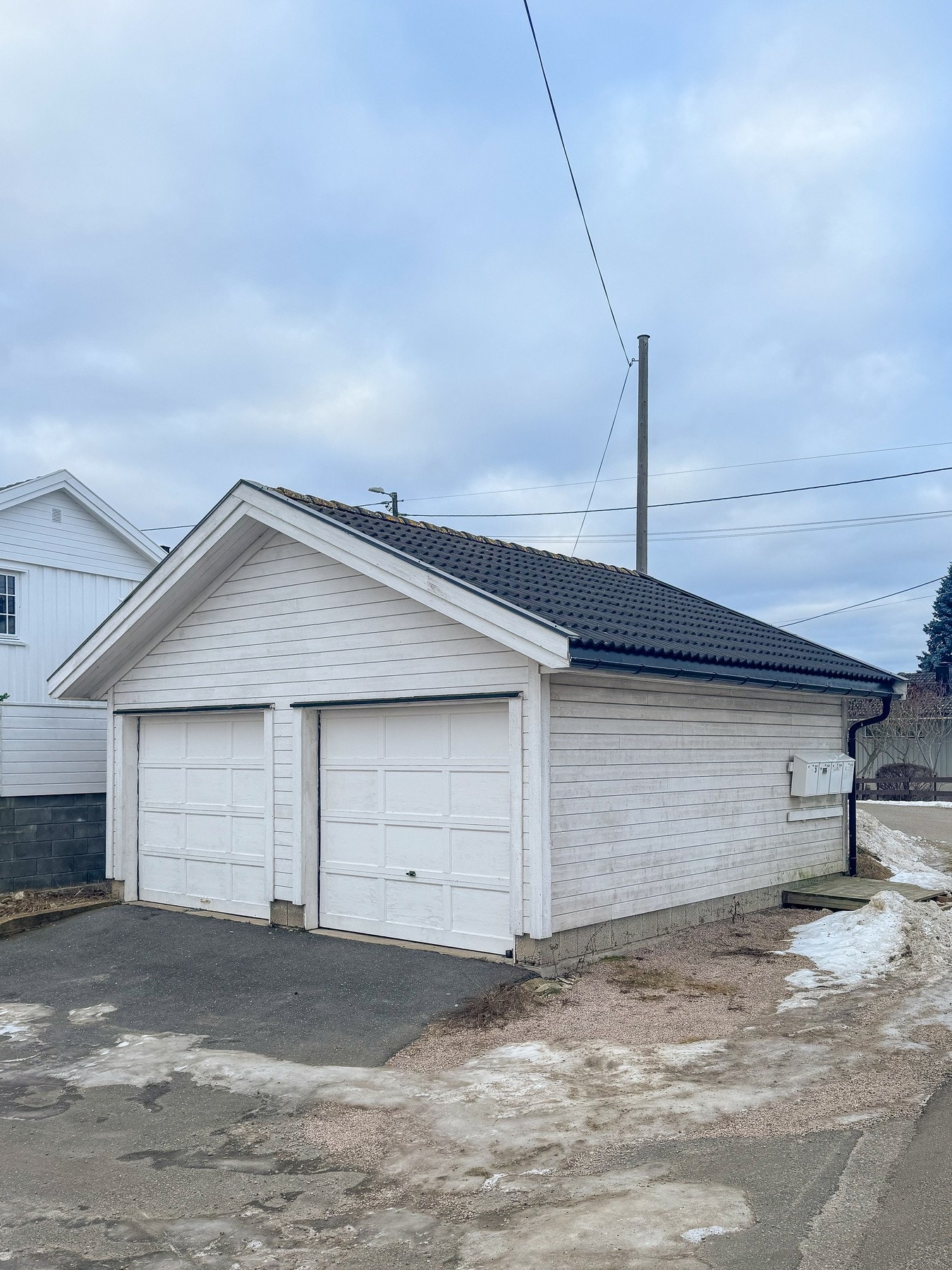 Selger disponerer halvparten av garasjen - porten til venstre. Galleribilde