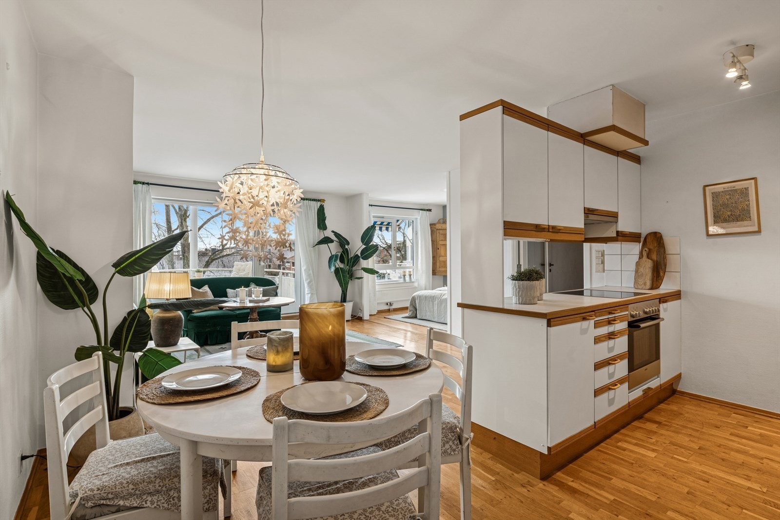 God plass til spisebord i forbindelse med kjøkken Galleribilde