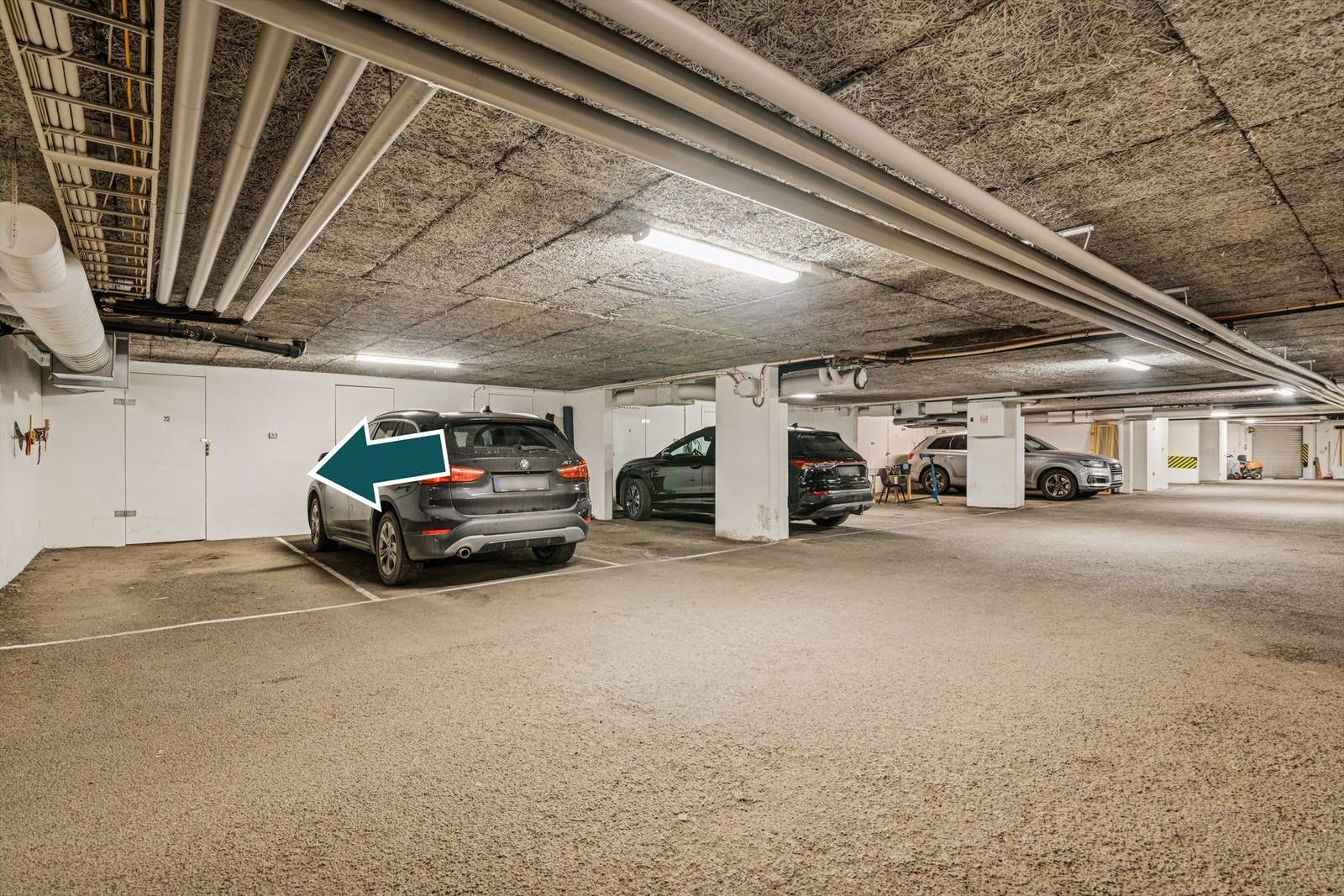 Leiligheten disponerer garasjeplass med tilhørende bod i bak kant Galleribilde