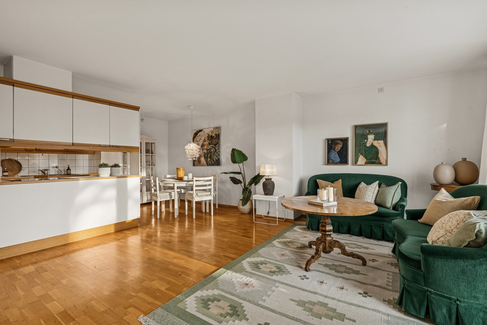 Åpen løsning fra stue mot kjøkken Galleribilde