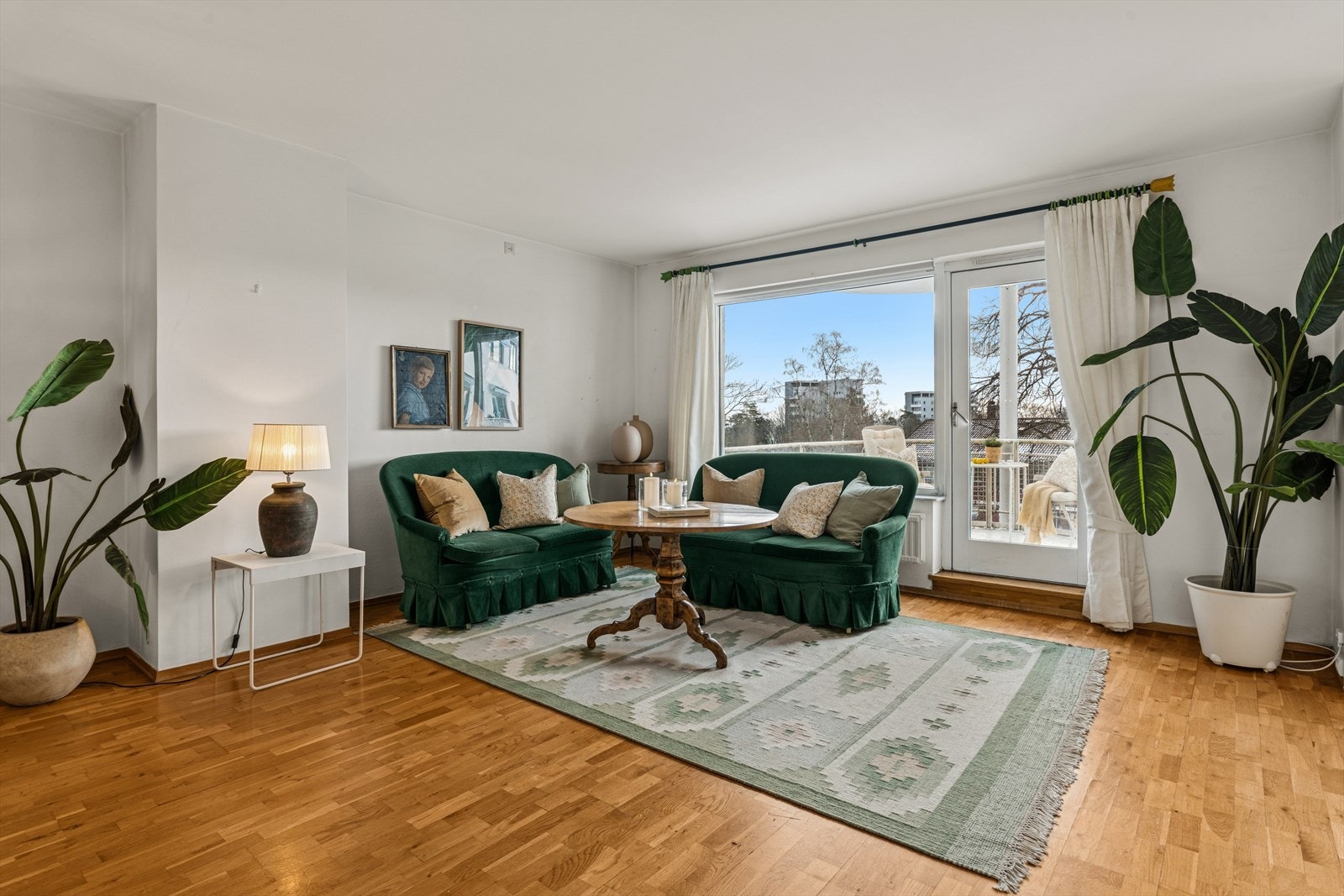 Lys og luftig stue med utgang til solrik balkong med flott utsikt Galleribilde