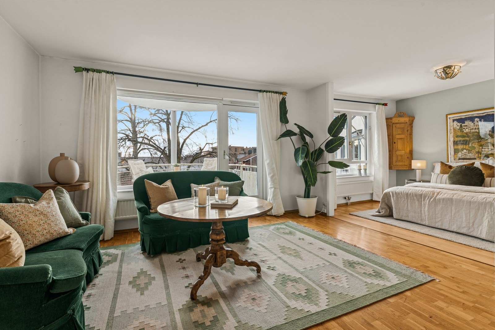 Stue mot opprinnelig hovedsoverom. Her kan man sette opp lettvegg og dør, og få et adskilt soverom Galleribilde