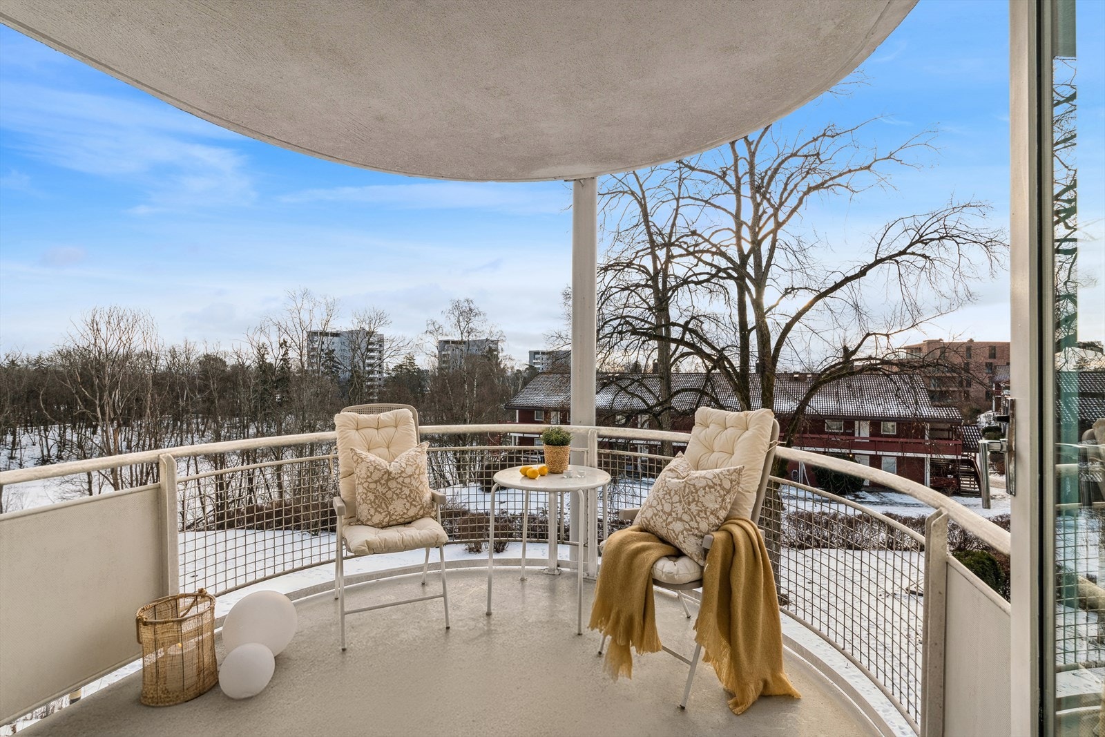 Solrik balkong med flott utsikt Galleribilde