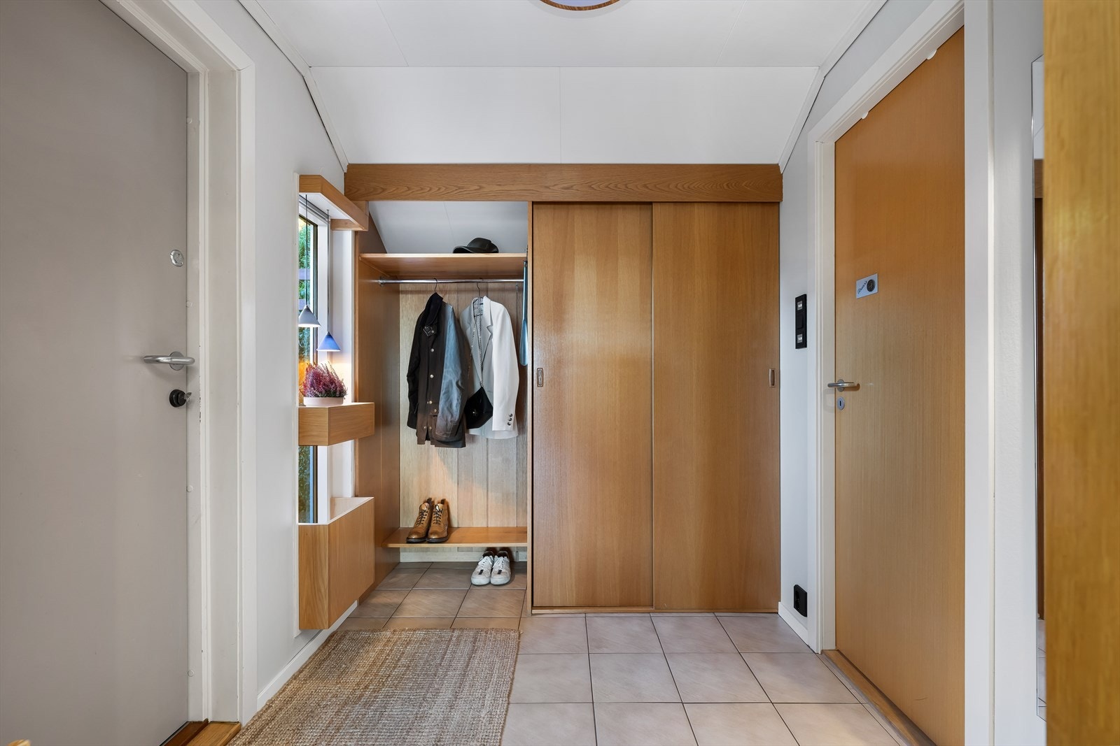 Entré med fliser på gulv. Direkte tilgang til bad. Galleribilde