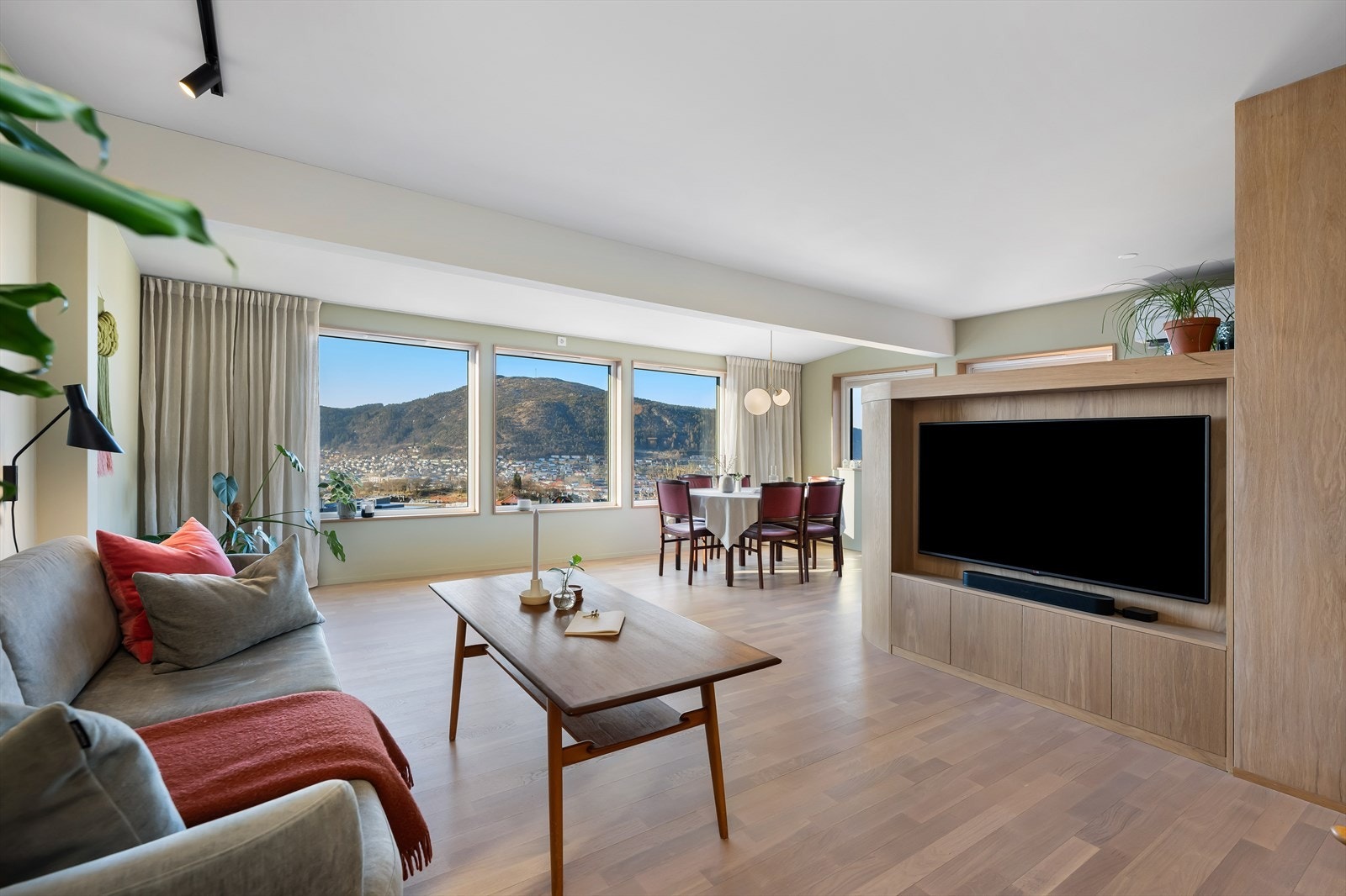 Stuen er av god størrelse og byr på fantastiske utsiksforhold Galleribilde