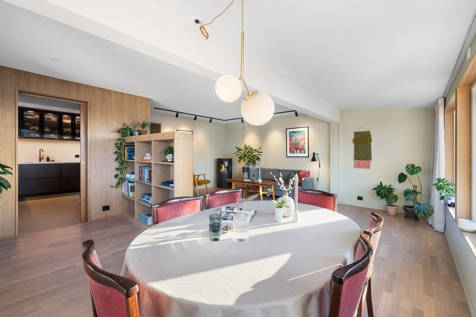 Stuen ble i 2023 oppgradert med bla. ny slipt gulv, nye vinduer, oppg. elektrisk. Galleribilde