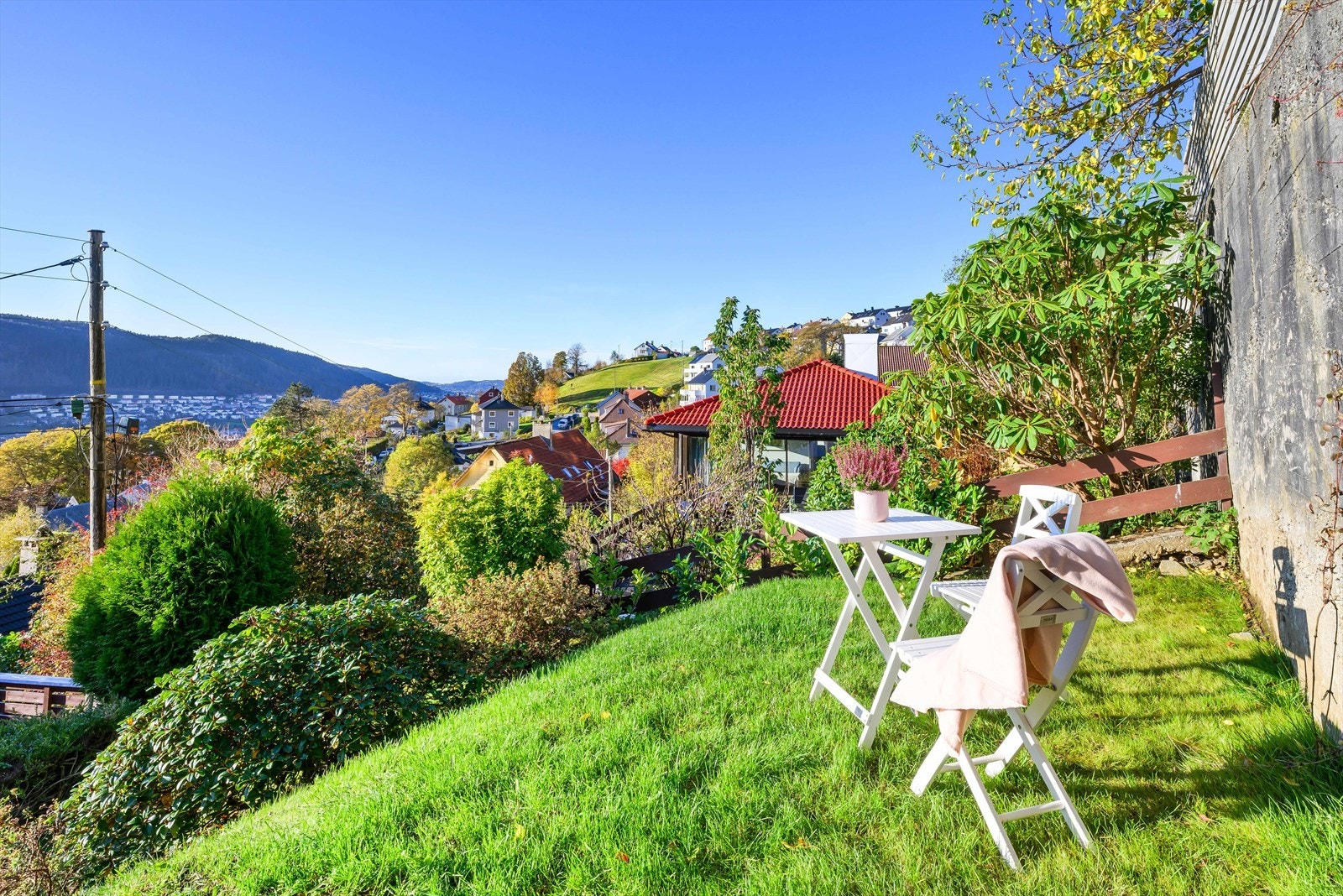 Hagen byr på flere lune uteområder med fantastisk utsikt. Galleribilde