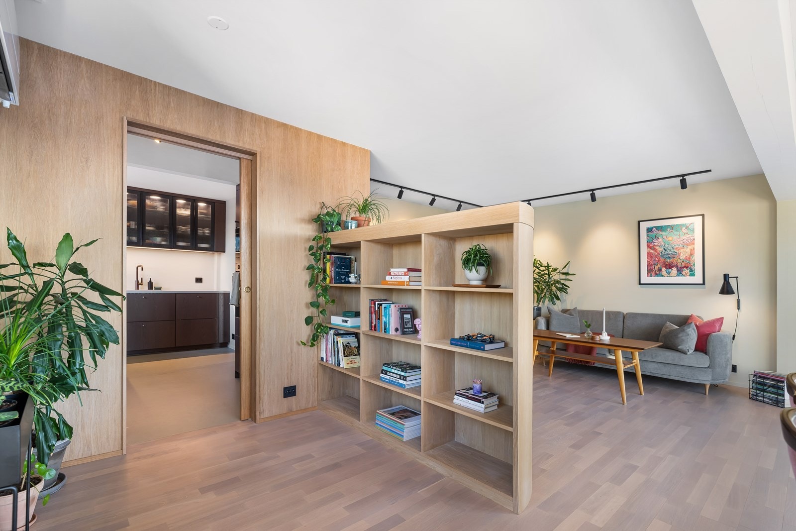 Plassbygd reol med hyller og plass for tv på motsatt side. Galleribilde