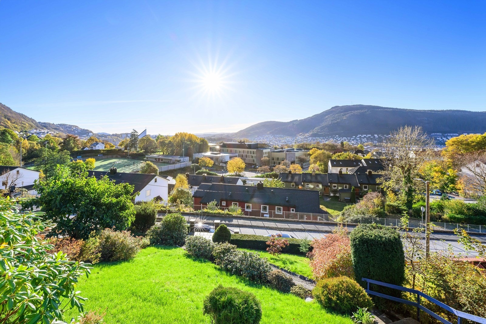 Pent opparbeidet hage med gode solforhold. Galleribilde