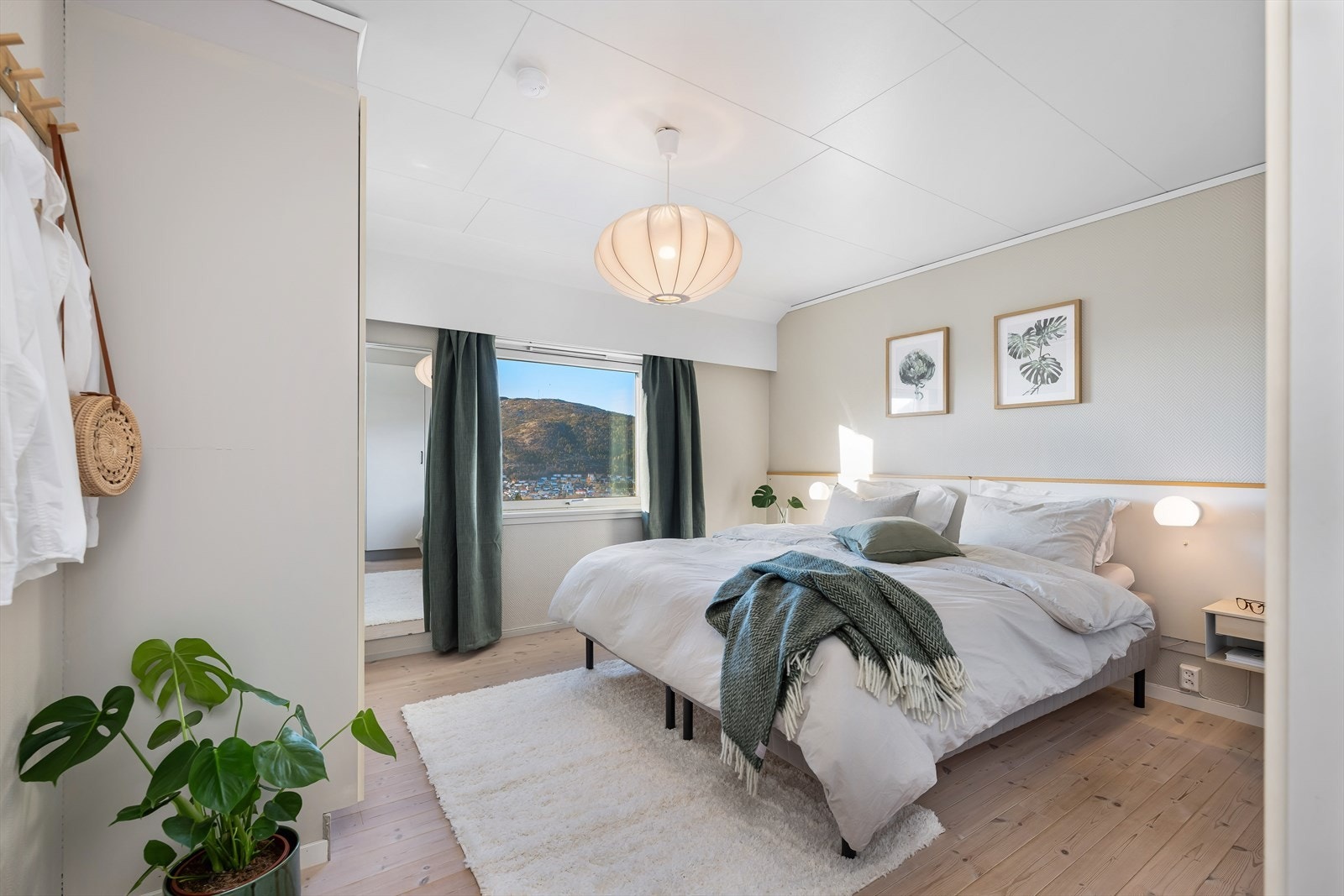 Hovedsoverom 2. etasje med fantastisk utsikt og skapplass. Galleribilde