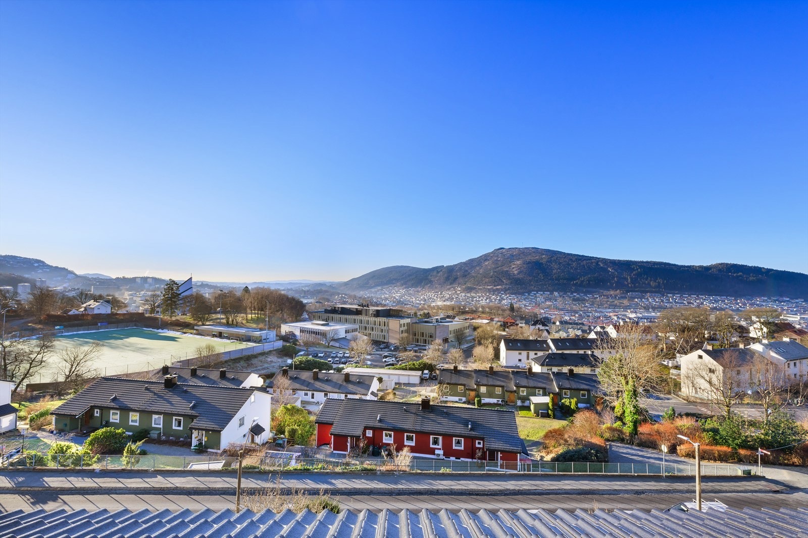 Utsikt fra hovedsoverom 2. etasje. Galleribilde