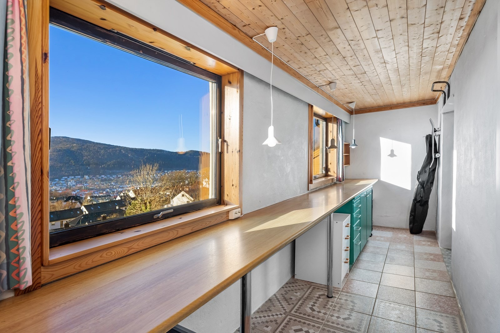 Hyggelig arbeidsrom med storslått utsikt. Galleribilde