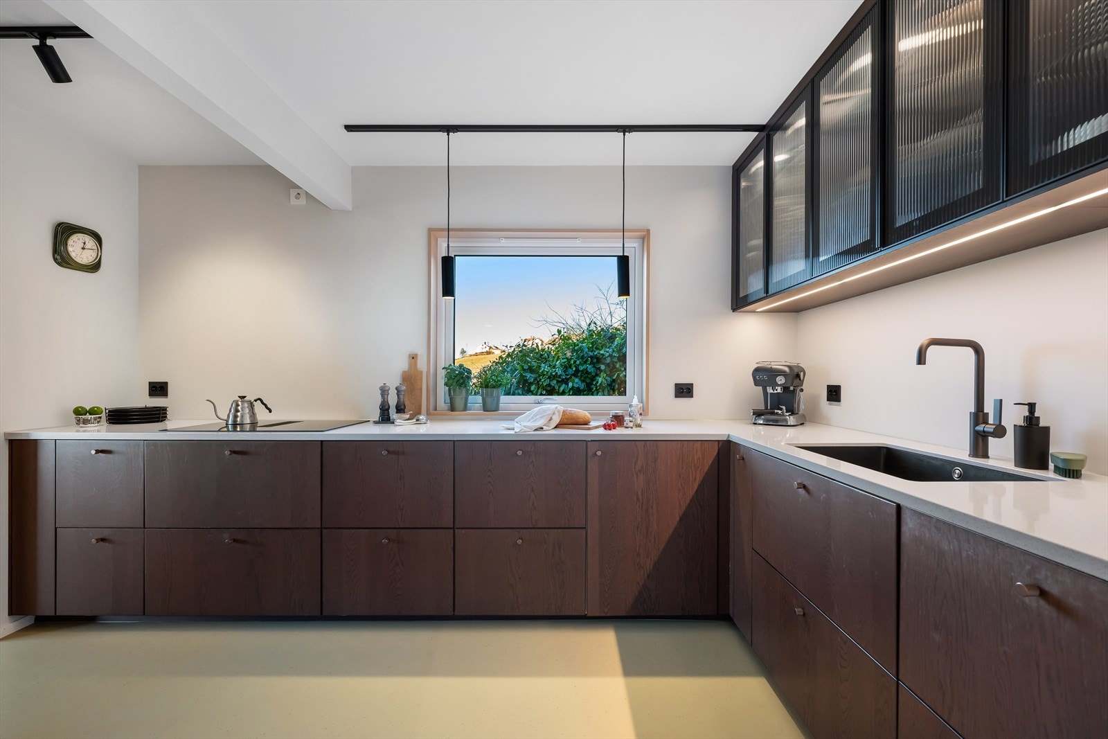 Lekkert velutstyrt kjøkken med integrerte hvitevarer fra 2023. Galleribilde