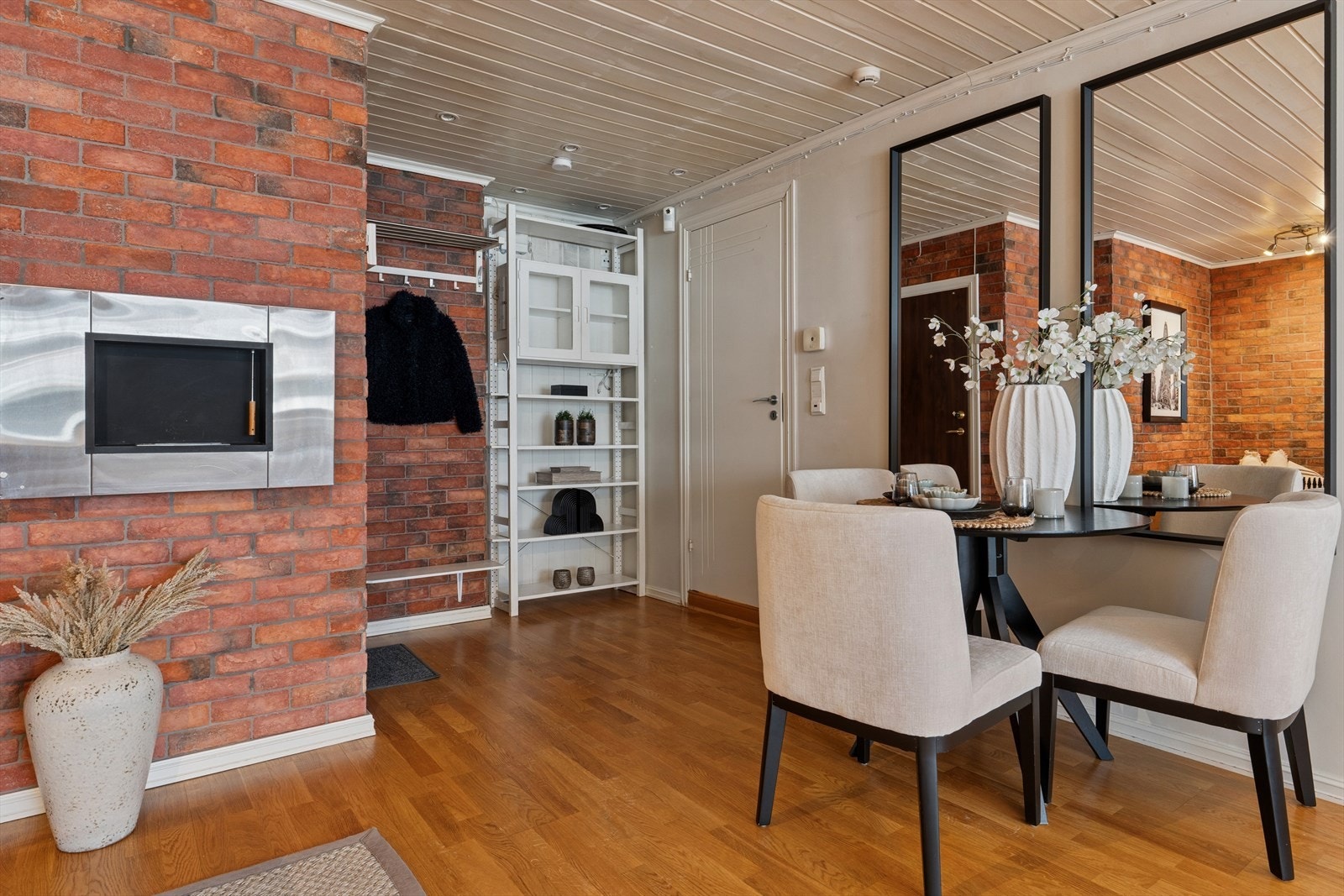 Vegghengt biopeis gir en hyggelig ramme rundt spiseplassen. Galleribilde