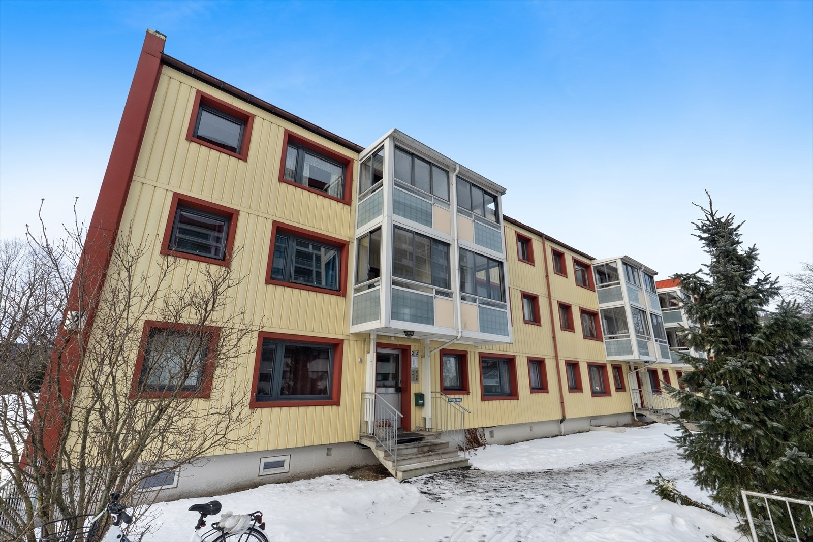 Leiligheten har beliggenhet i Rødtvet Borettslag uten forkjøpsrett, med kort vei til T-bane og butikker. Galleribilde