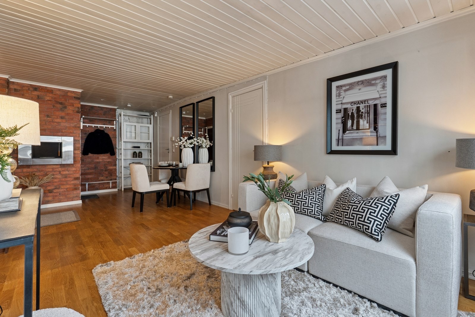 Gjennomgående eikeparkett og teglsteinsvegger gir boligen særpreg. Galleribilde