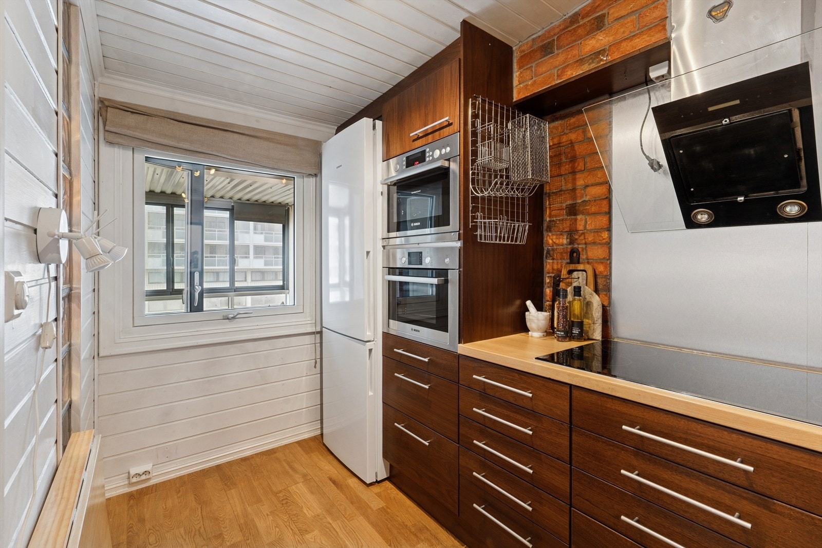 Kjøkkenet er utstyrt med integrert stekeovn, mikrobølgeovn og oppvaskmaskin. Kjøle-/fryseskap medfølger også salget. Galleribilde