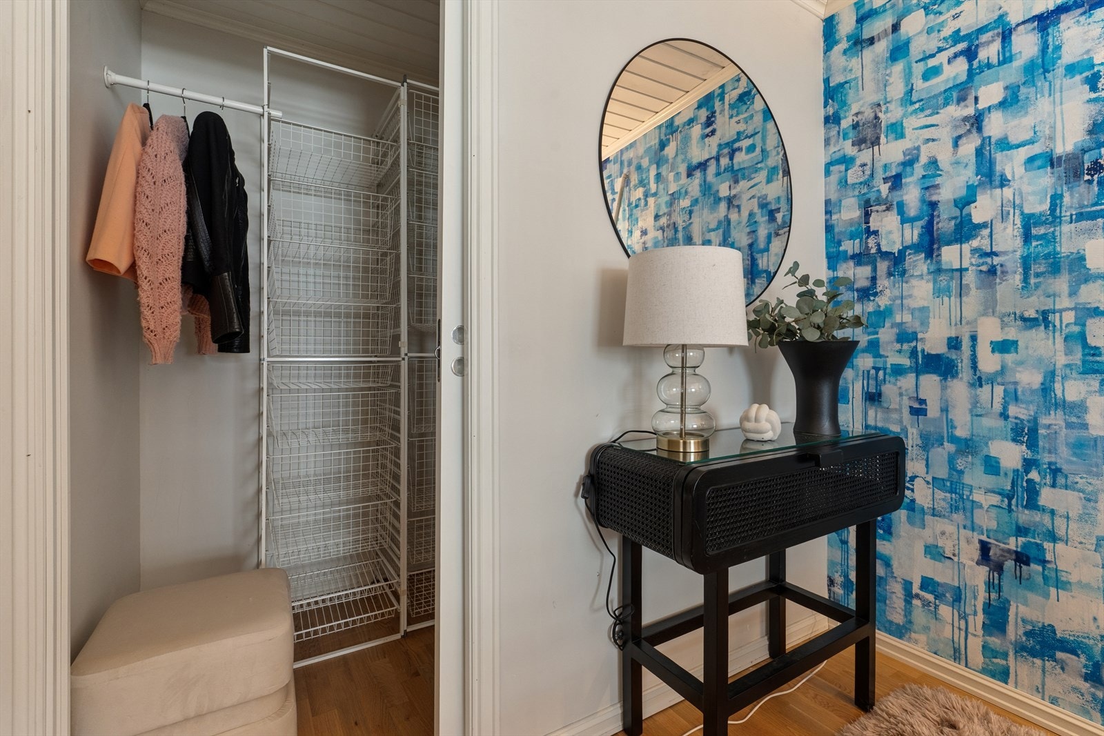 I tilknytning til soverommet er det en walk-in garderobe praktisk med kurvhyllesystem. Galleribilde