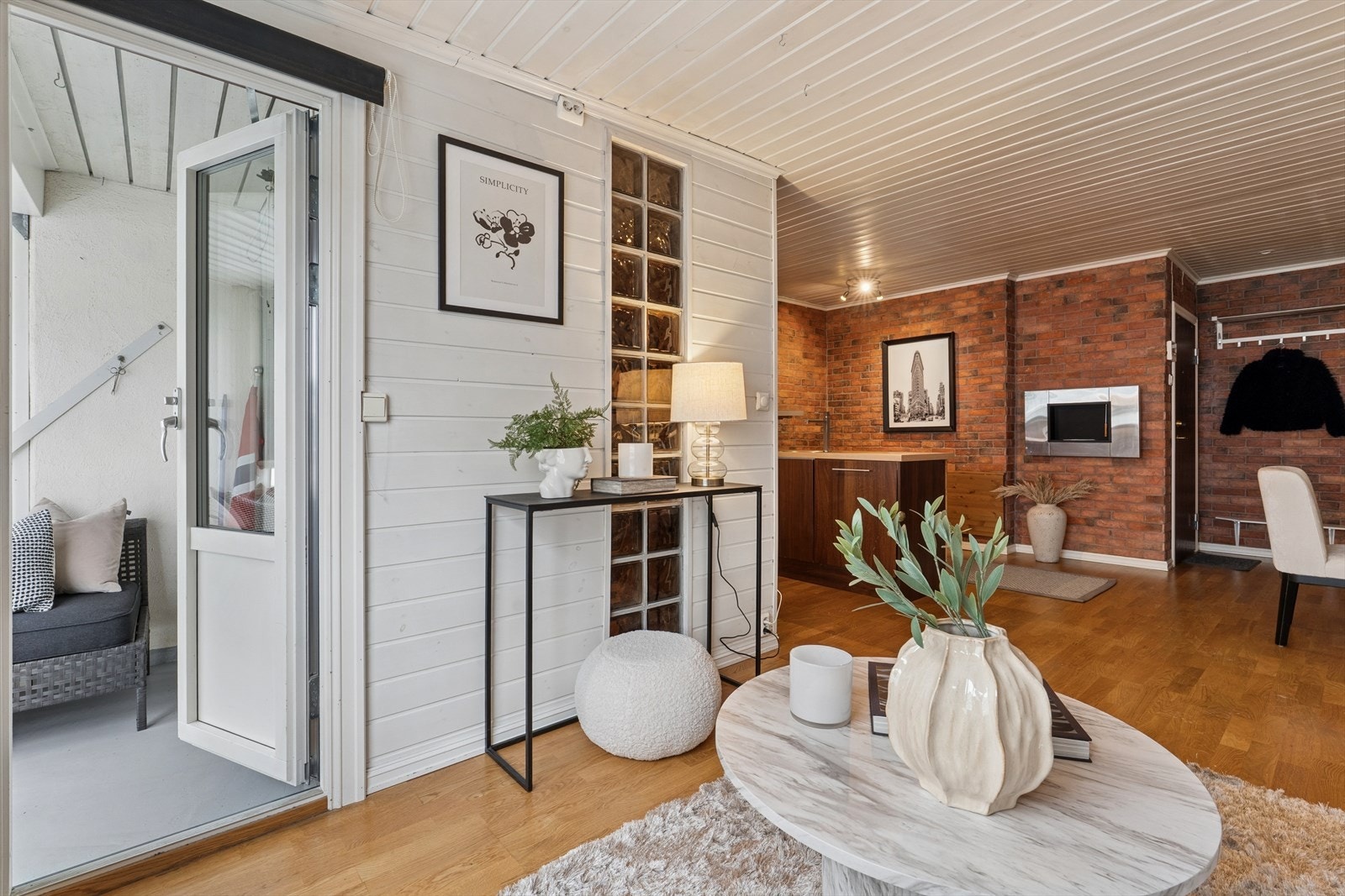Fra stuen er det direkte utgang til den innglassede balkongen. Galleribilde